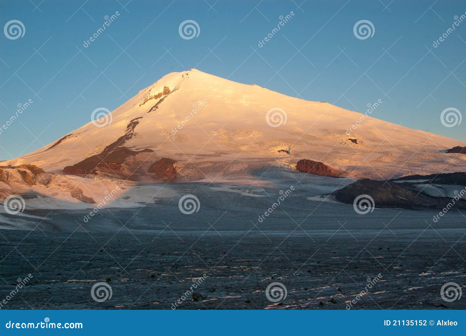 Elbrus en la salida del sol. Nieve Elbrus máximo en la salida del sol