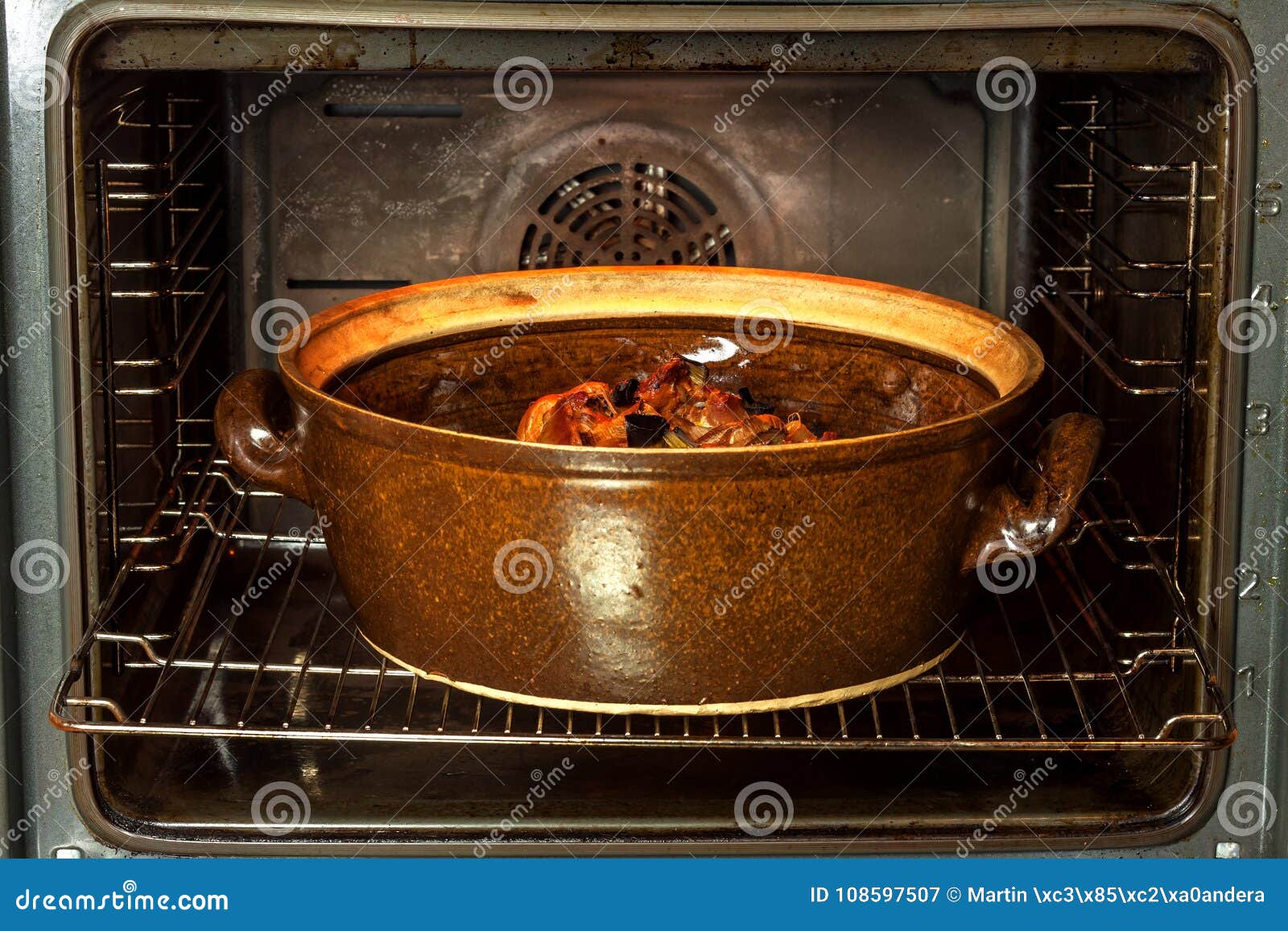 Можно ставить тарелку в духовку. Кастрюля для духовки. Мясо в глиняной посуде в духовке. Блюда в керамической кастрюле в духовке. Говядина в глиняной посуде в духовке.