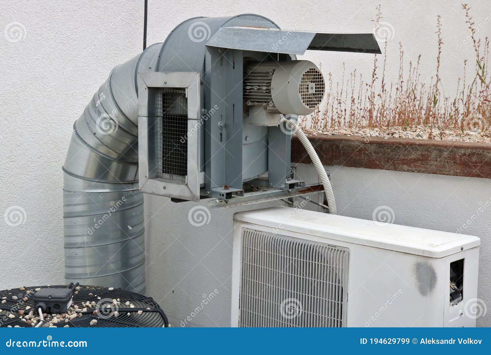 Electric Motor for Ventilation and Air Conditioner Mounted on the Wall