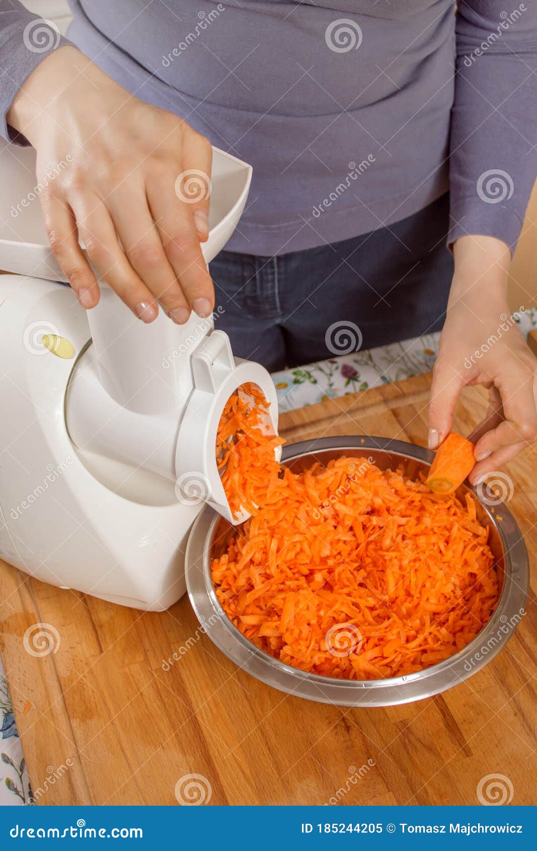 https://thumbs.dreamstime.com/z/electric-razor-attachment-cutting-vegetables-woman-cuts-carrot-small-pieces-using-electric-chopper-185244205.jpg