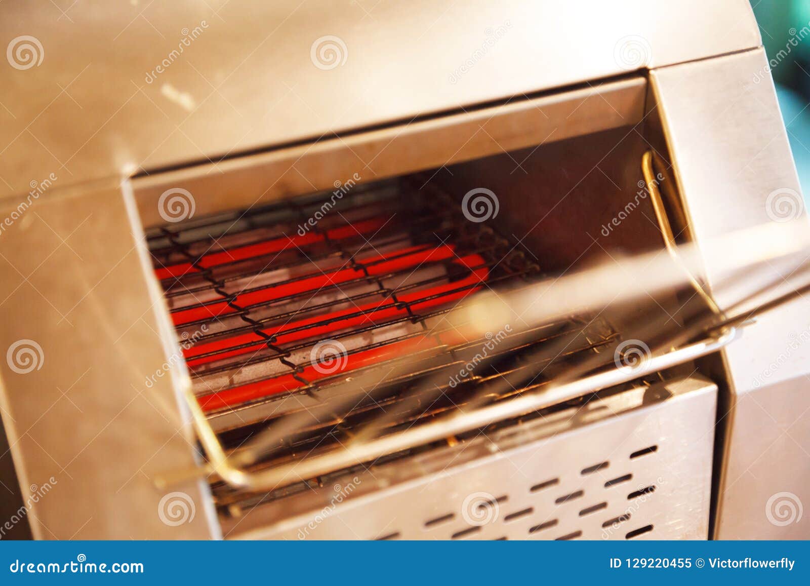 Electrical Conveyor Toaster Oven Toasting is Operated by Applying Heat