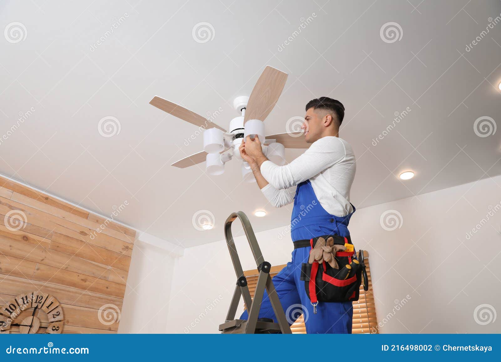 Electricista Cambiar Bombilla En Ventilador De Techo En Interiores Foto de  archivo - Imagen de hombre, mantenimiento: 216498002