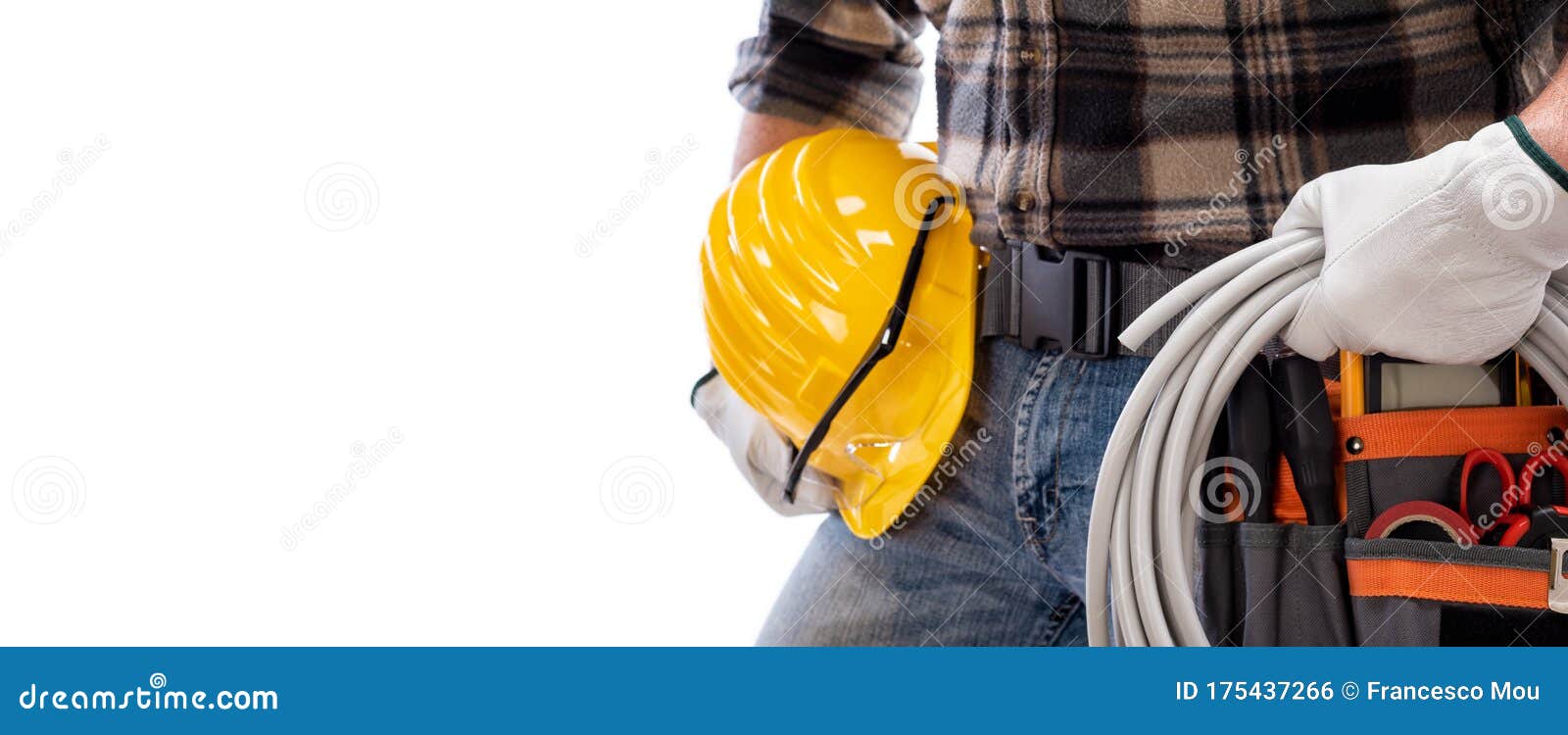 Trabajador con cinturón de herramientas. aislado sobre fondo.