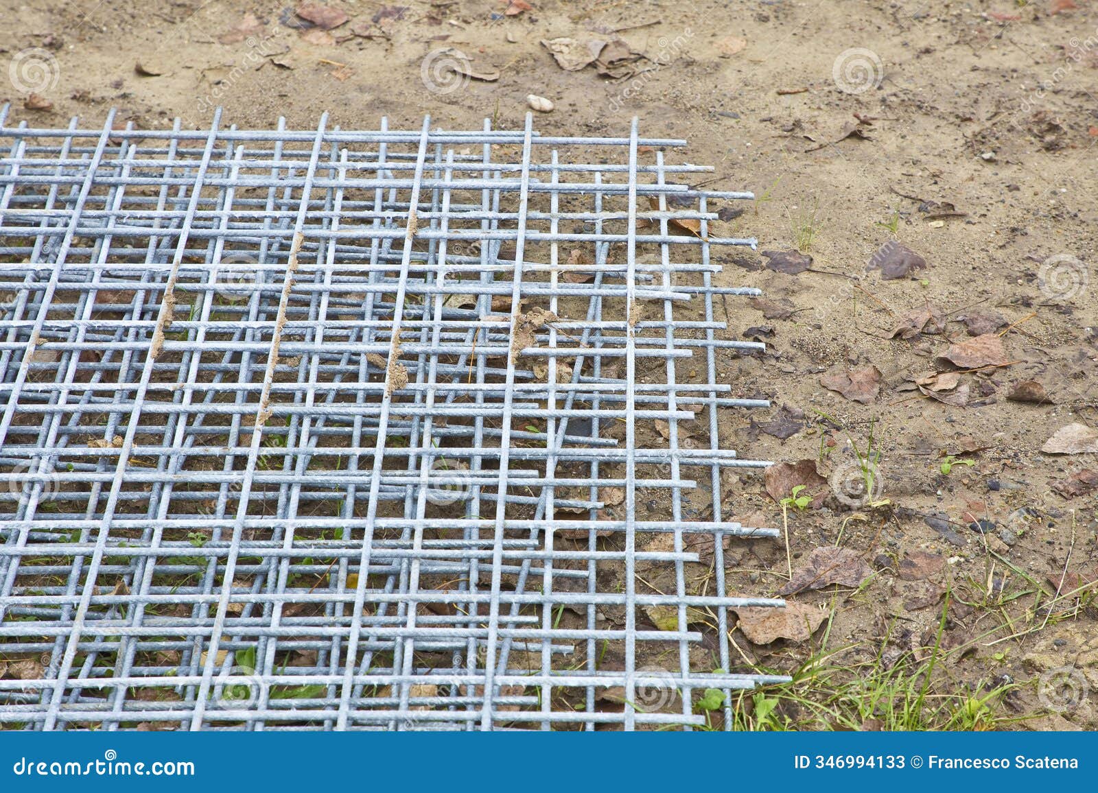 electro-welded mesh in galvanized metal for the reinforcement of concrete screeds on a construction site