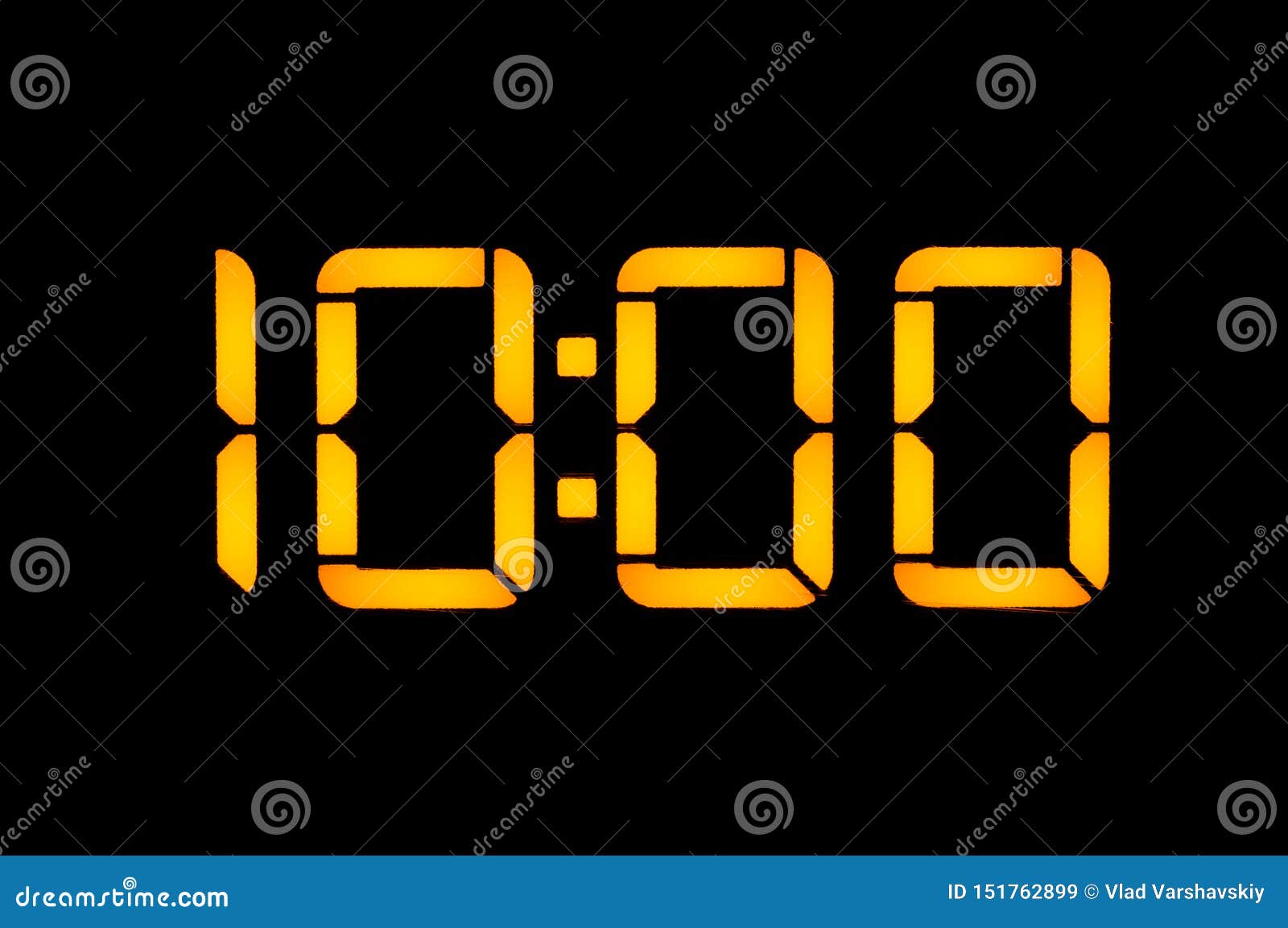 График 14 часов в день Electronic Digital Clock with Orange Numbers on a Black Background Shows the Tim