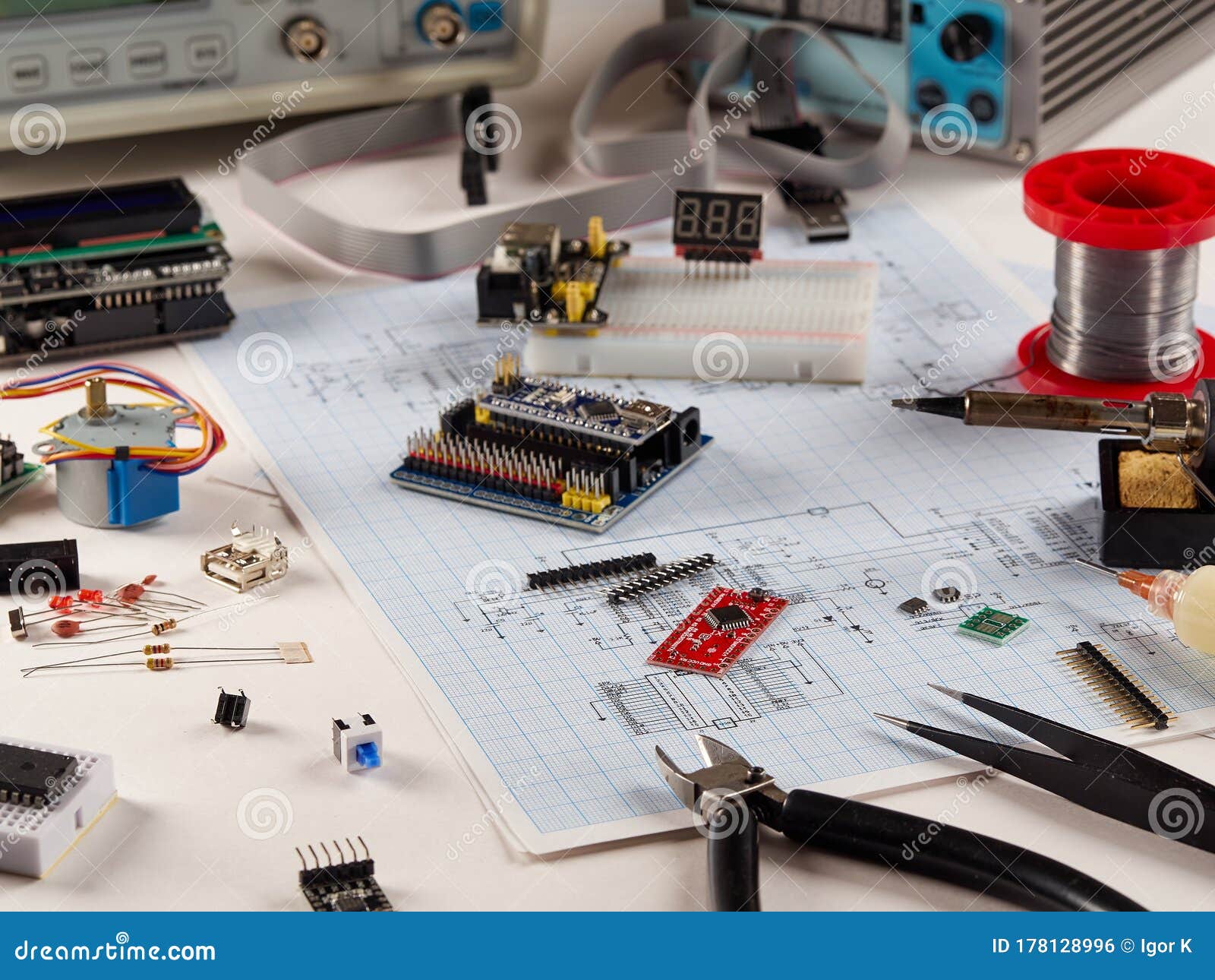 Do It Yourself Projects Electronics Vintage technical book of DIY do