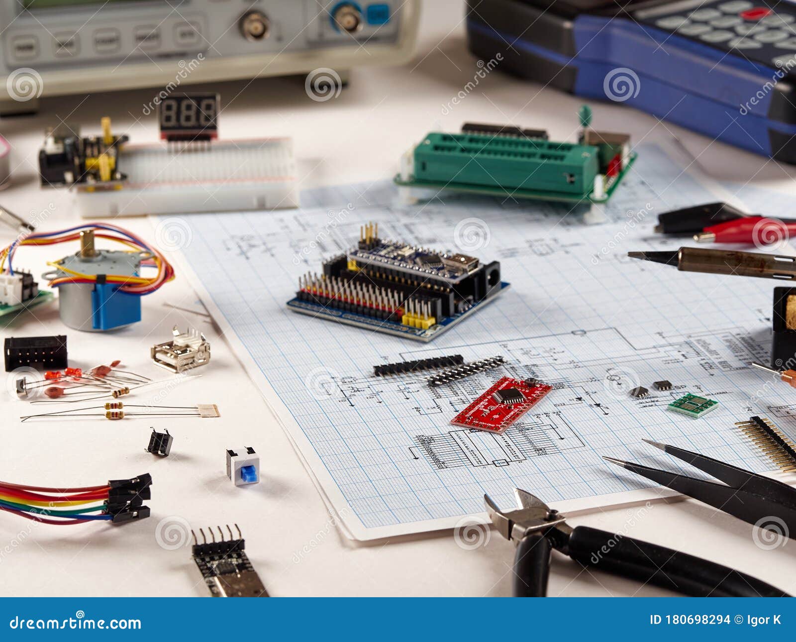 Do It Yourself Projects Electronics Vintage technical book of DIY do