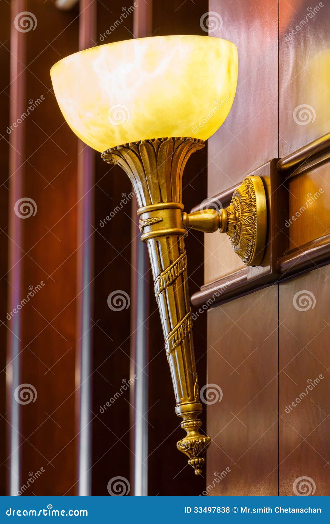 Eleganci ścienna lampa. Zamyka w górę pięknej i eleganci lampy na drewno ścianie