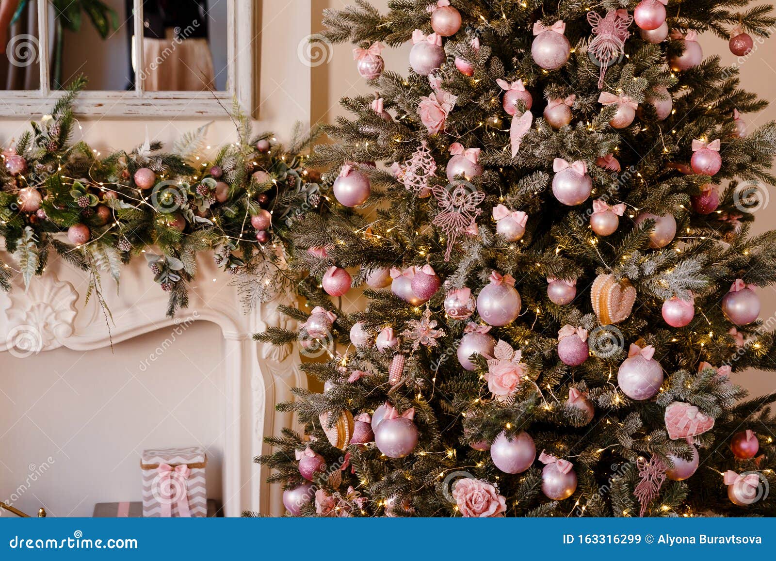 Inspectie betaling genade Elegant Kerstboom, Versierd Met Roze Parelballen Stock Afbeelding - Image  of achtergrond, slinger: 163316299