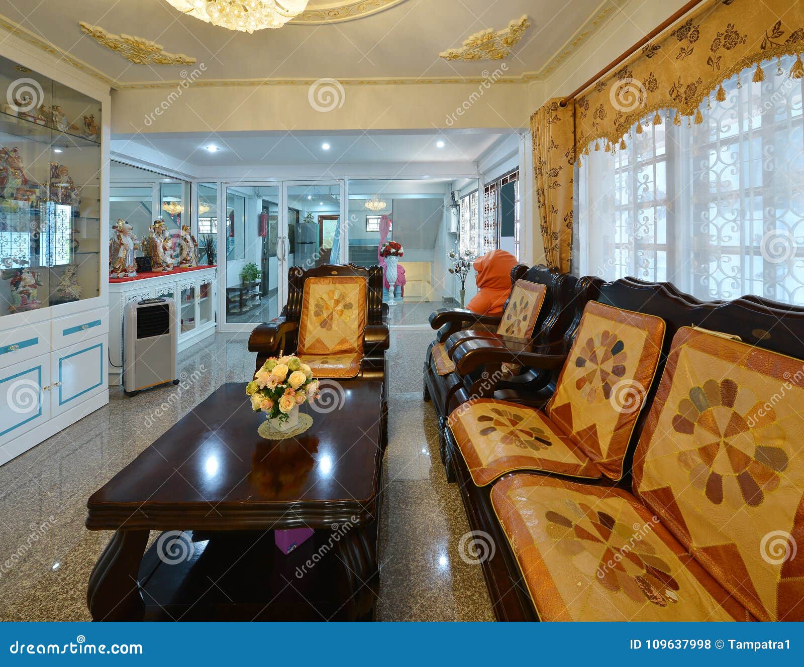 Elegant Oriental Classic Vintage Chinese Living Room