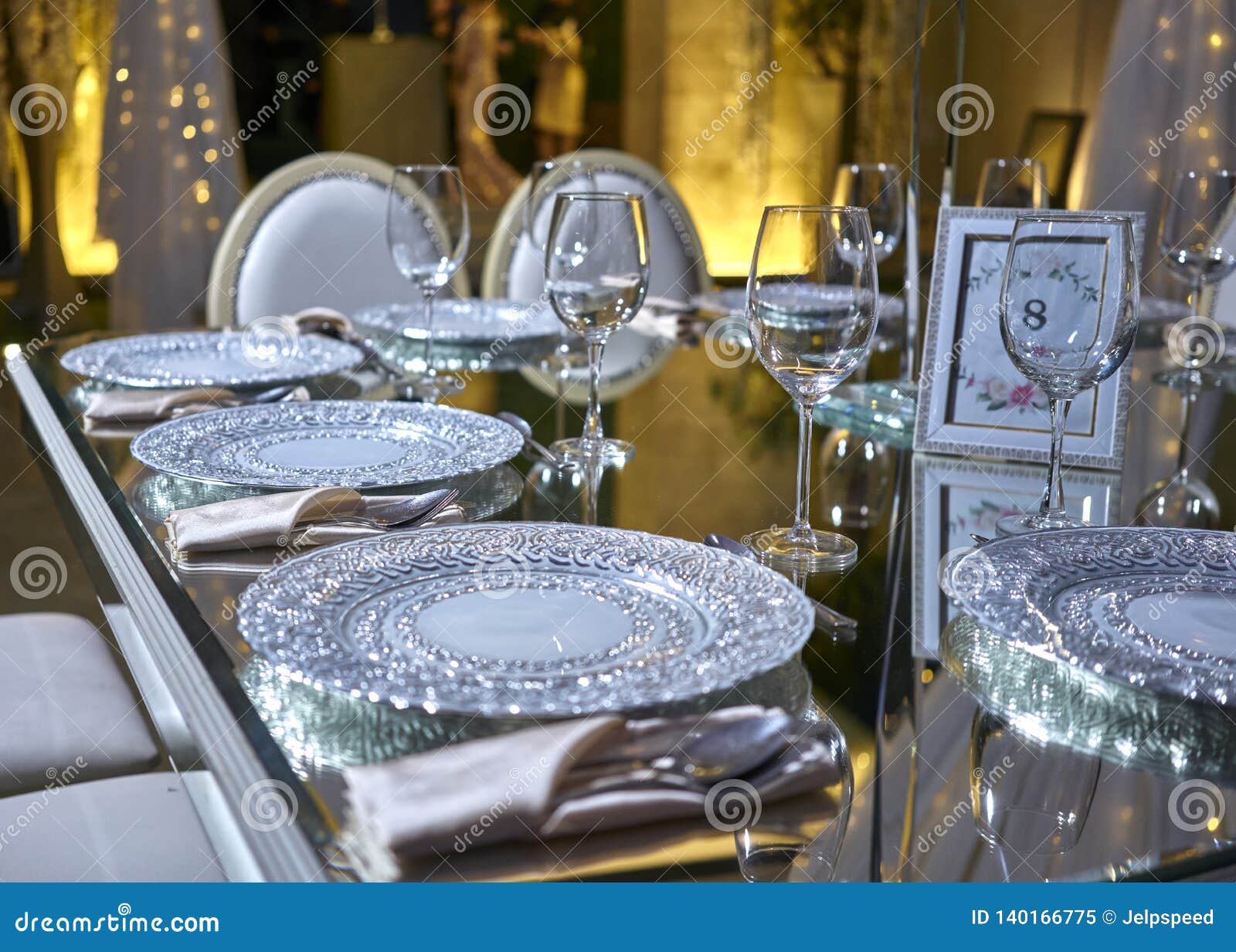 Featured image of post Elegant Table Setting Ideas For Dinner Party : The dinner plate is set into a larger silver plate, with a.