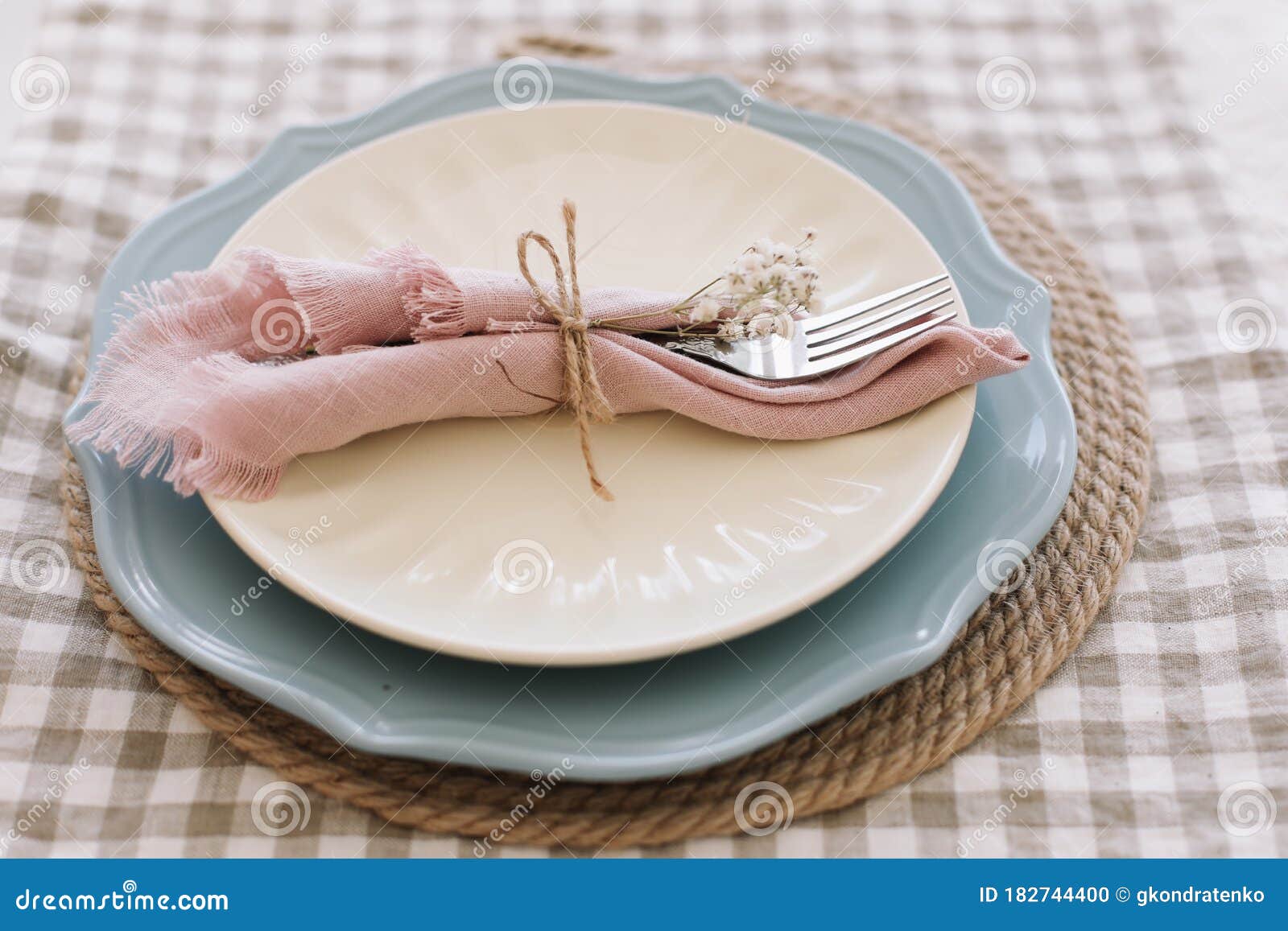 https://thumbs.dreamstime.com/z/elegant-table-setting-top-view-table-set-fine-dining-cutlery-metal-fork-linen-napkins-beautiful-plate-home-decor-182744400.jpg