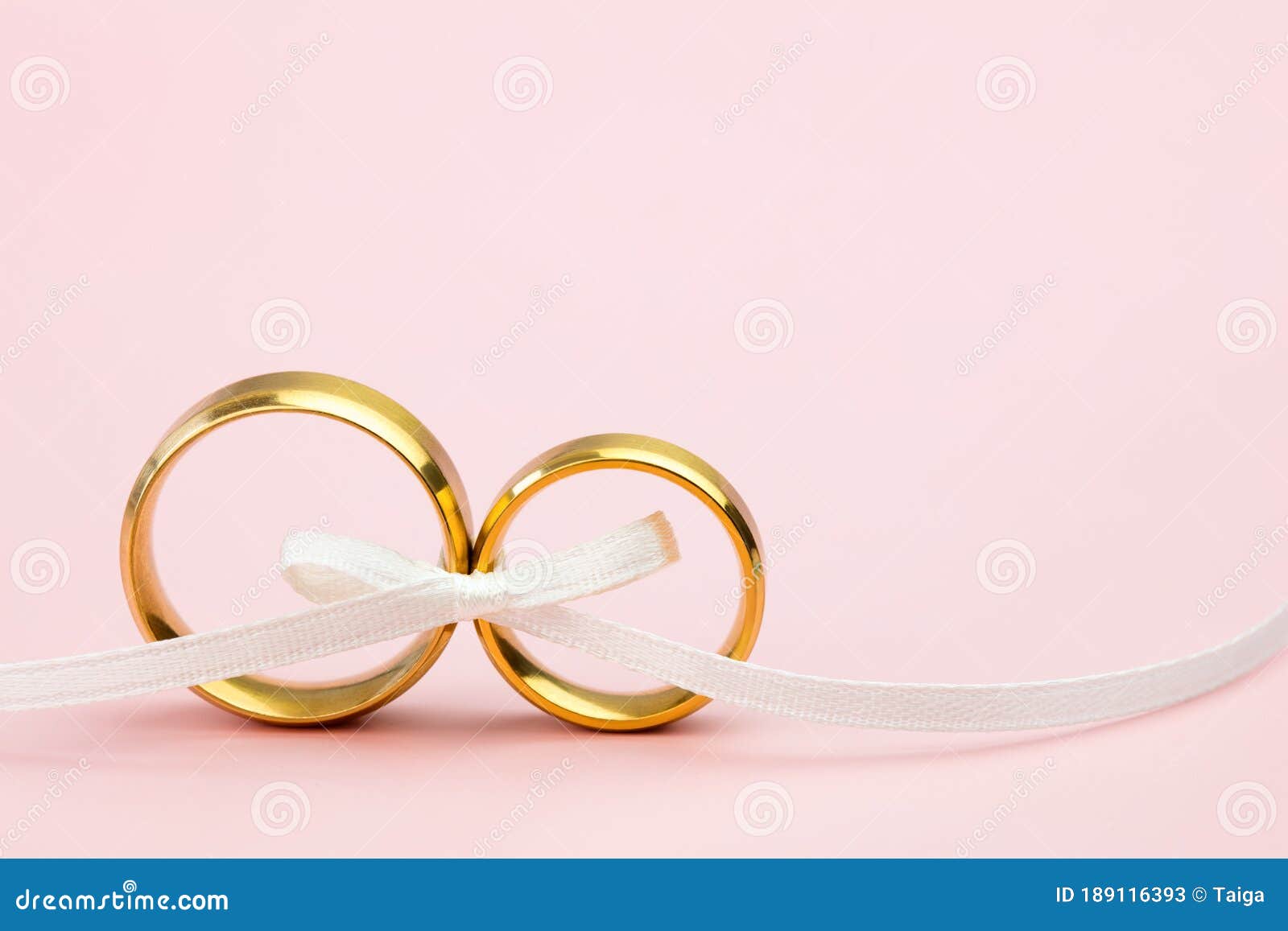 Đằng sau những cặp đôi vàng rực rỡ là một nền đẹp phù hợp cho những bữa tiệc cưới và đính hôn của bạn. Không chỉ xinh đẹp, mà nó còn mang ý nghĩa về tình yêu vĩnh cửu, chân thành và lời hứa mãi mãi.