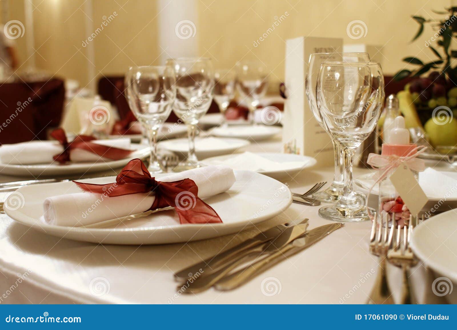 elegant wedding party table