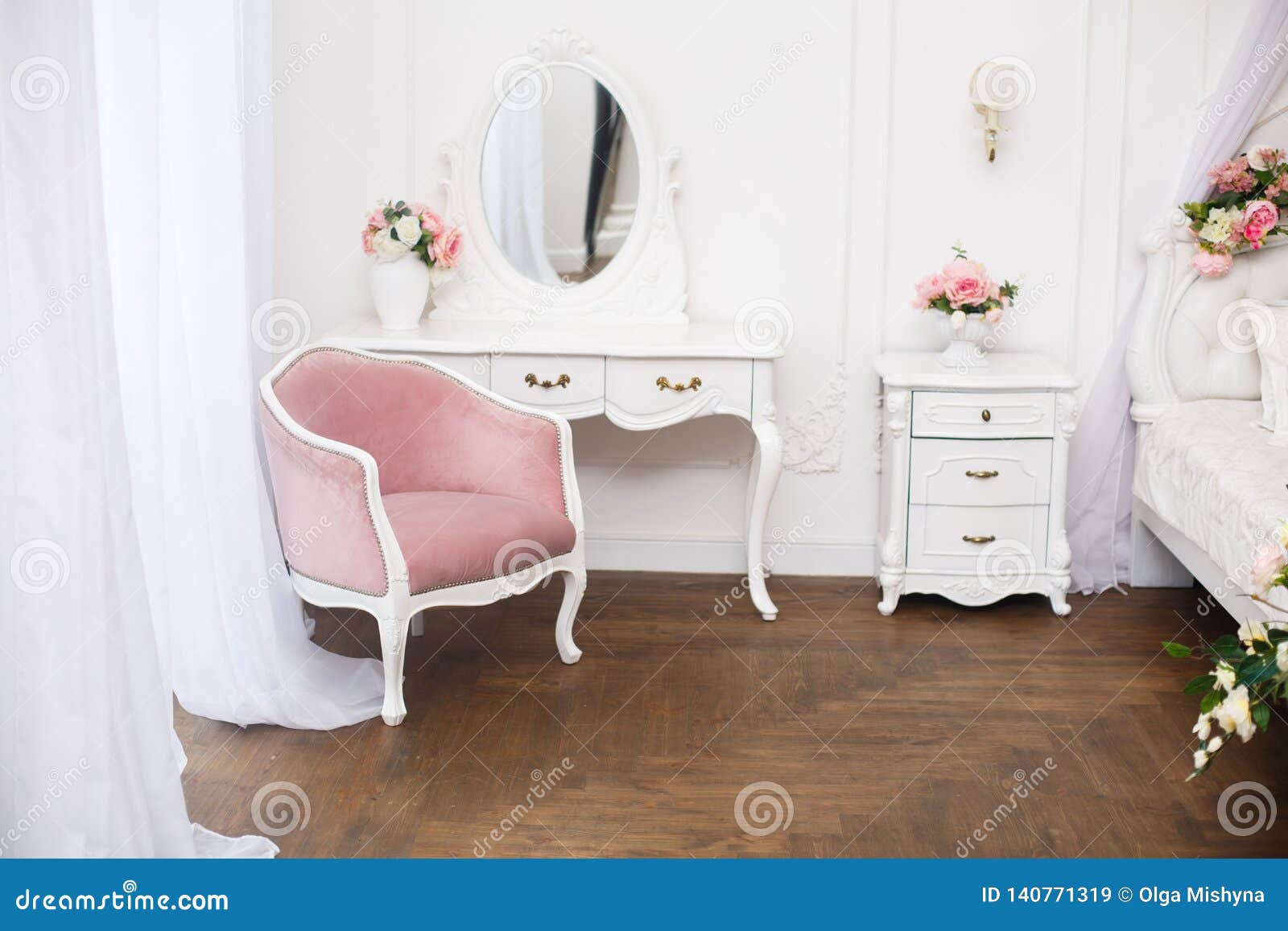 Featured image of post Pink Dressing Table With Lights / Buy vanity table with lights of engineered wood dressing table, solid wood dressing table, glass dressing table many more to choose from flipkart.