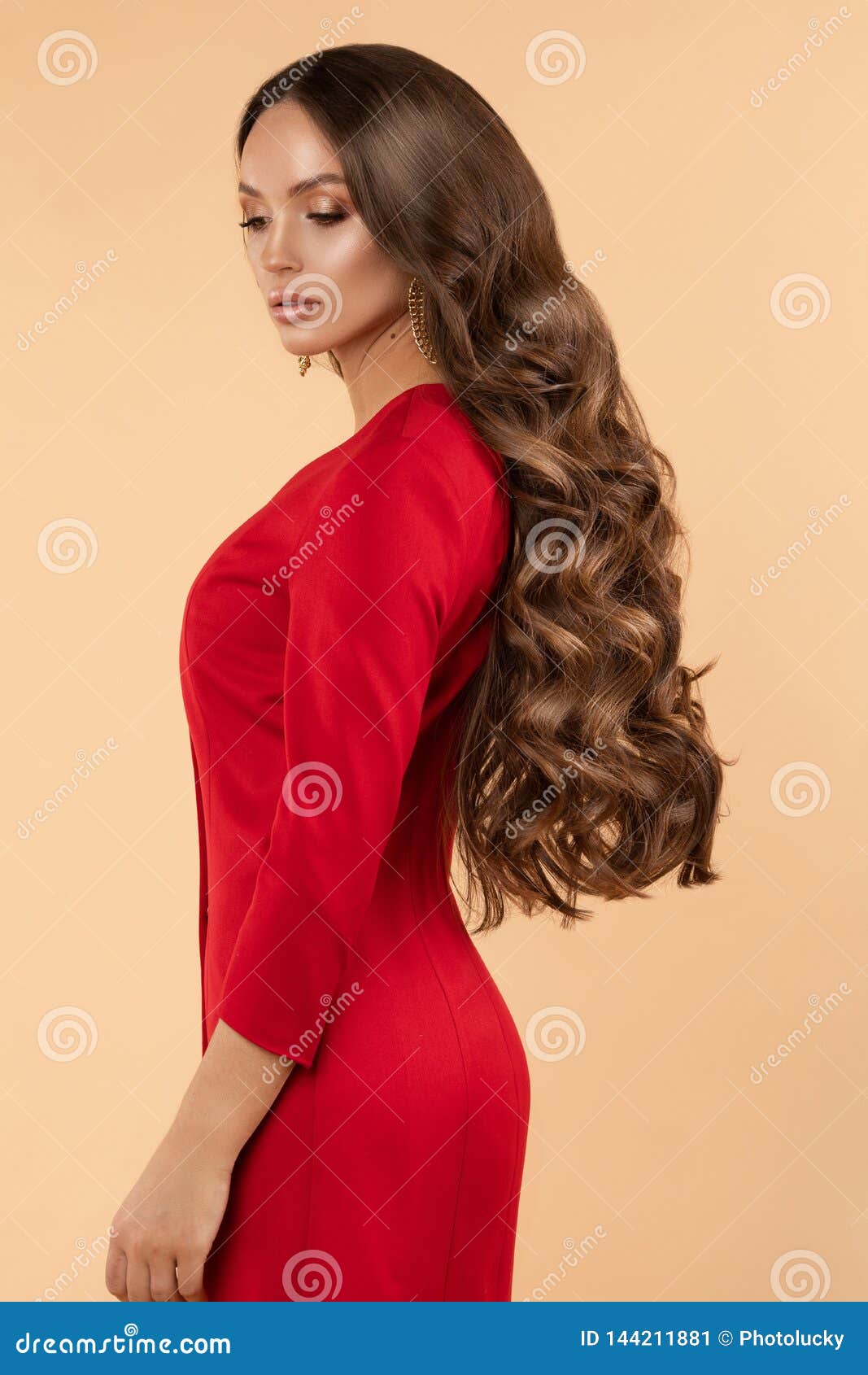 https://thumbs.dreamstime.com/z/elegant-woman-beautiful-long-hair-red-dress-posing-side-view-gorgeous-young-wearing-background-studio-female-144211881.jpg