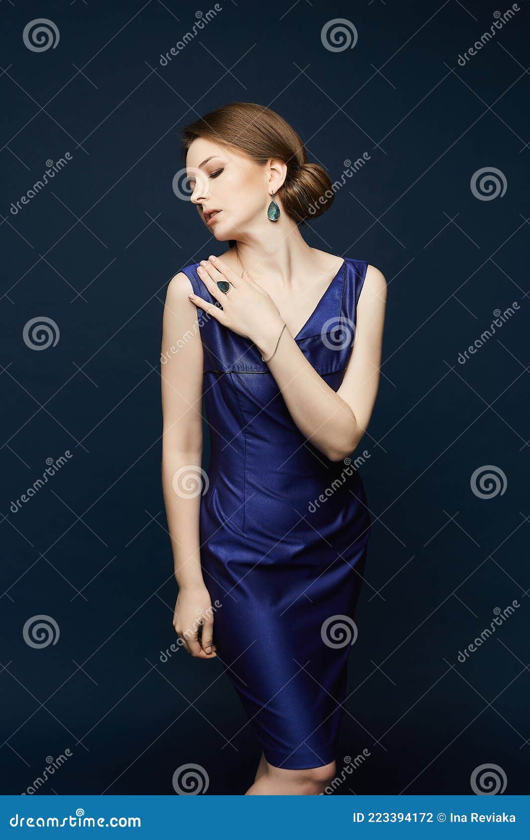 Woman with blue make-up and green hair, golden earrings and blue dress with  golden jacket, digital render, afrofuturism. Generative AI 22938832 Stock  Photo at Vecteezy
