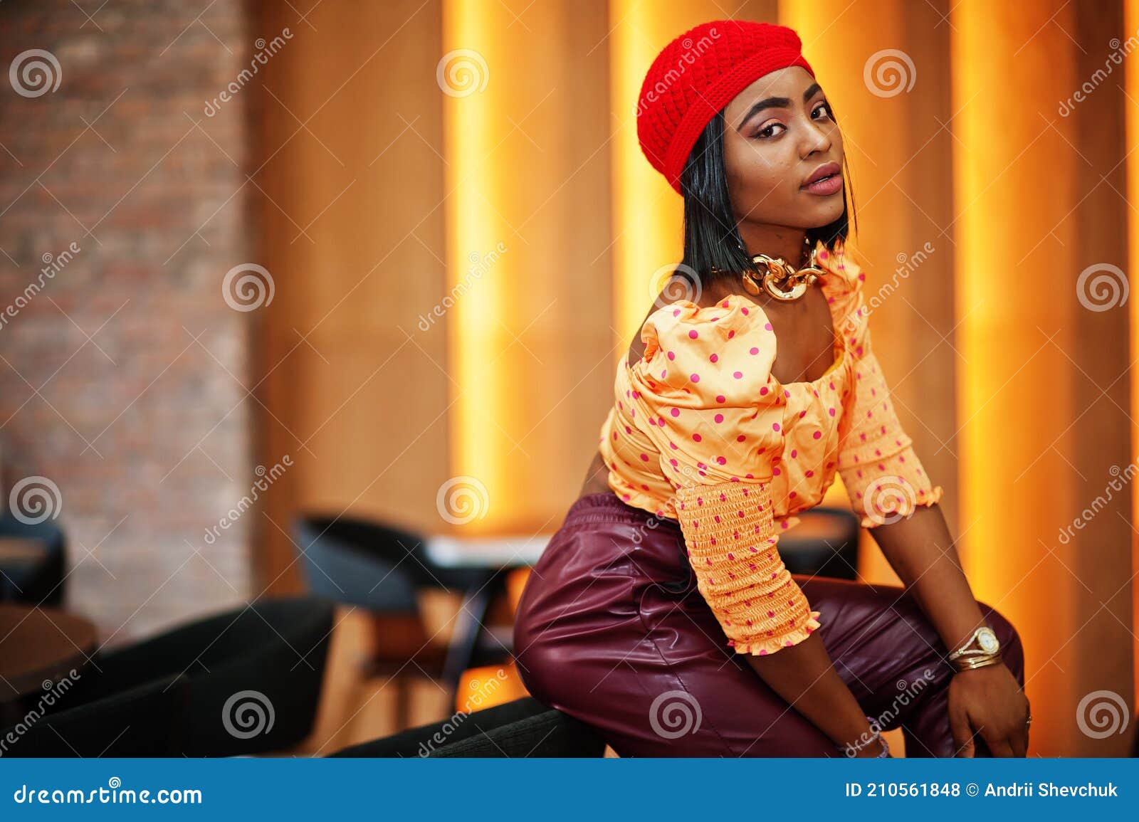Elegante Afro Americana Mujer En Rojo Boina Gran De Oro Cadena Polka Punto Blusa Y Pantalones De Posan En El I Foto de archivo - Imagen de parisiense, fresco: