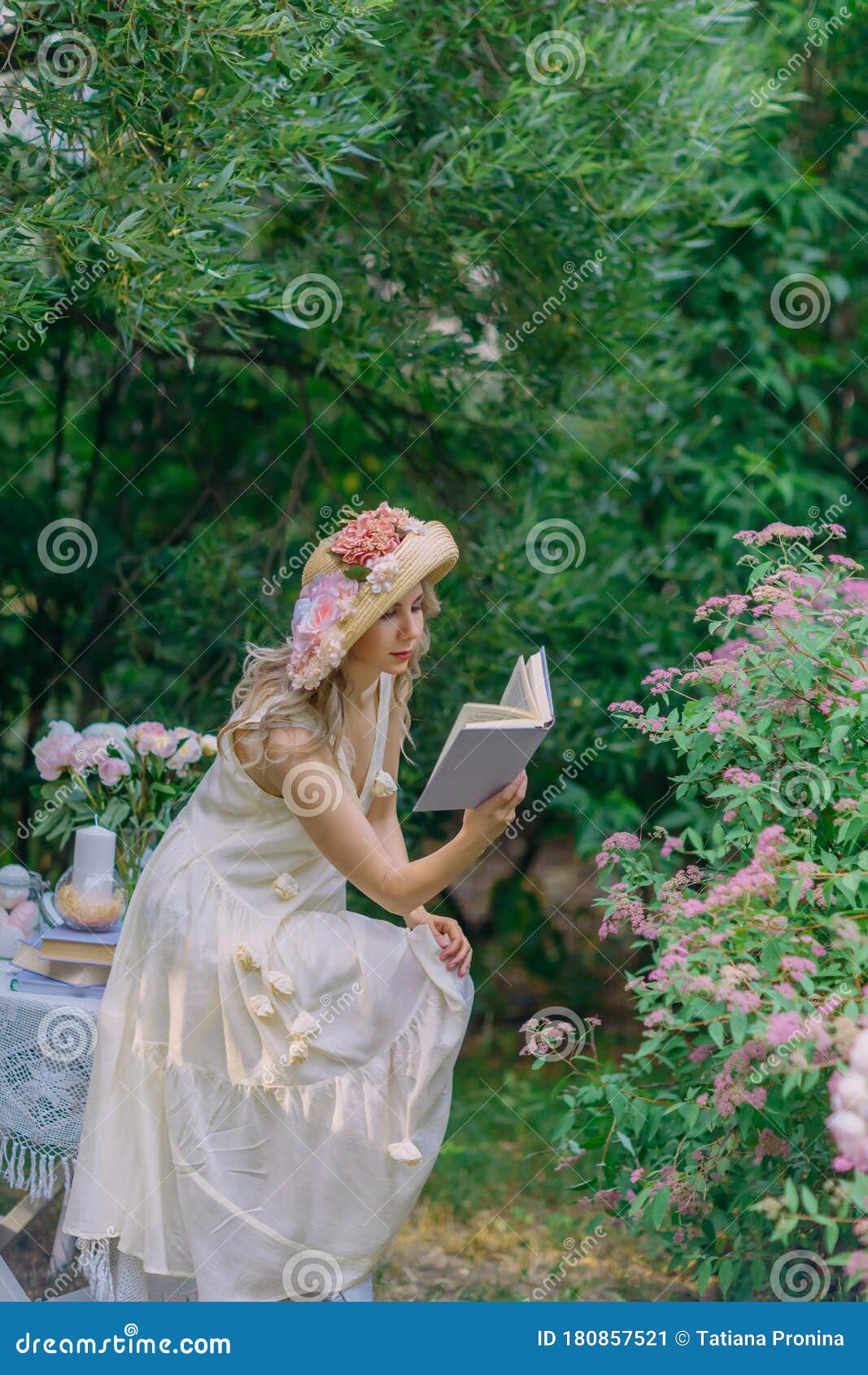 Elegante Chica Con Sombrero De Paja Con Flores Y Vestido Retro Relajándose En El Jardín De Casa De Campo. Imagen de archivo - Imagen de casero, hermoso: 180857521