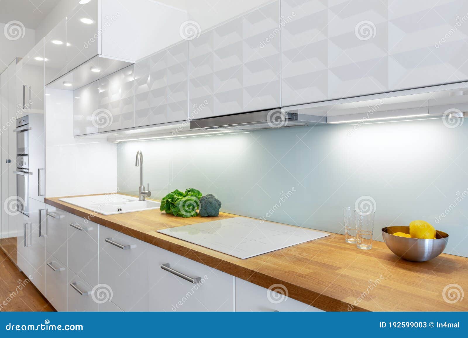 Elegante Cocina Blanca Con Luces Led Imagen de archivo - Imagen de grifo,  vivienda: 192599003