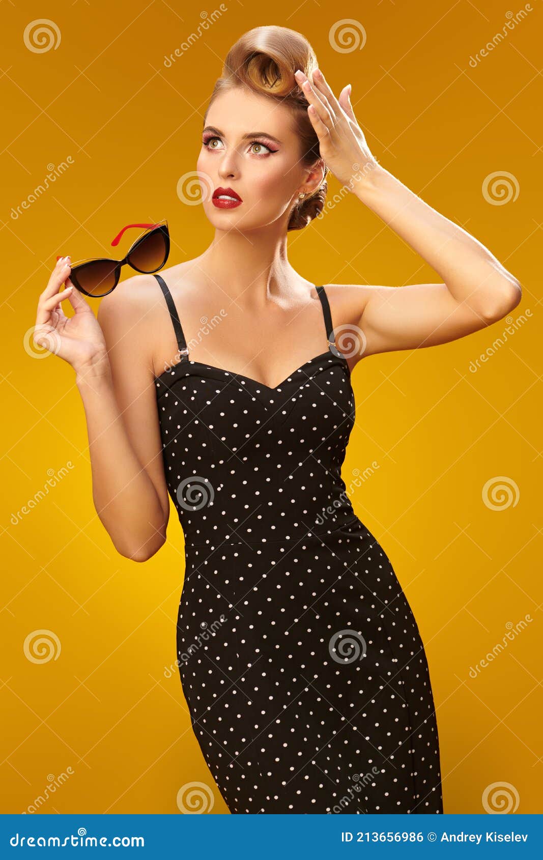 Elegante Dama En Pin Up Style Foto de archivo - Imagen de feminidad, seductor: