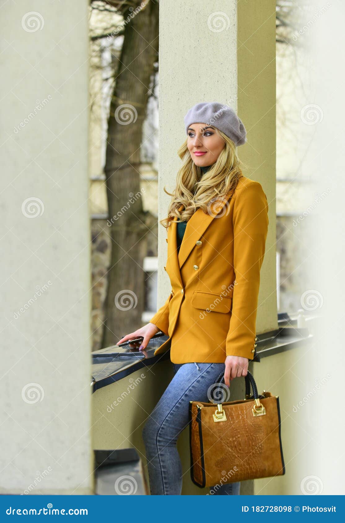 Al frente barato teléfono Elegante Dama Parisina. Prendas De Vestir Para La Temporada De Otoño.  Belleza. Equipo Femenino De Otoño. Tienda De Ropa Vintage. P Foto de  archivo - Imagen de francés, salir: 182728098