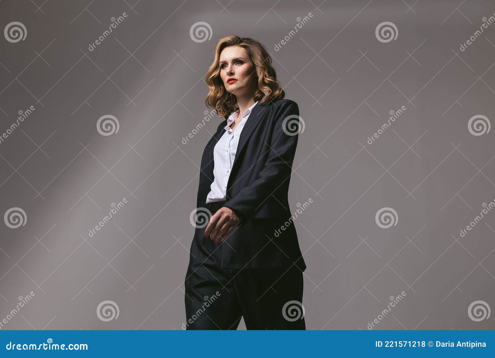 Elegante Empresario Exitosa Mujer Segura De Sí Misma Con Traje De Trabajo  Negro. Empresaria Con Una Chaqueta Gigante Mirando Hacia Foto de archivo -  Imagen de meta, modelo: 221571218