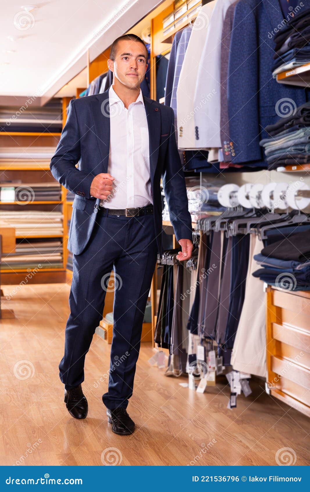 Elegante Fino Hombre Visitando Ropa Para Hombres Foto de archivo - Imagen de gente, minorista: 221536796 Elegante Fino Hombre Visitando Ropa Para Hombres Foto de archivo - Imagen de gente, minorista: 221536796