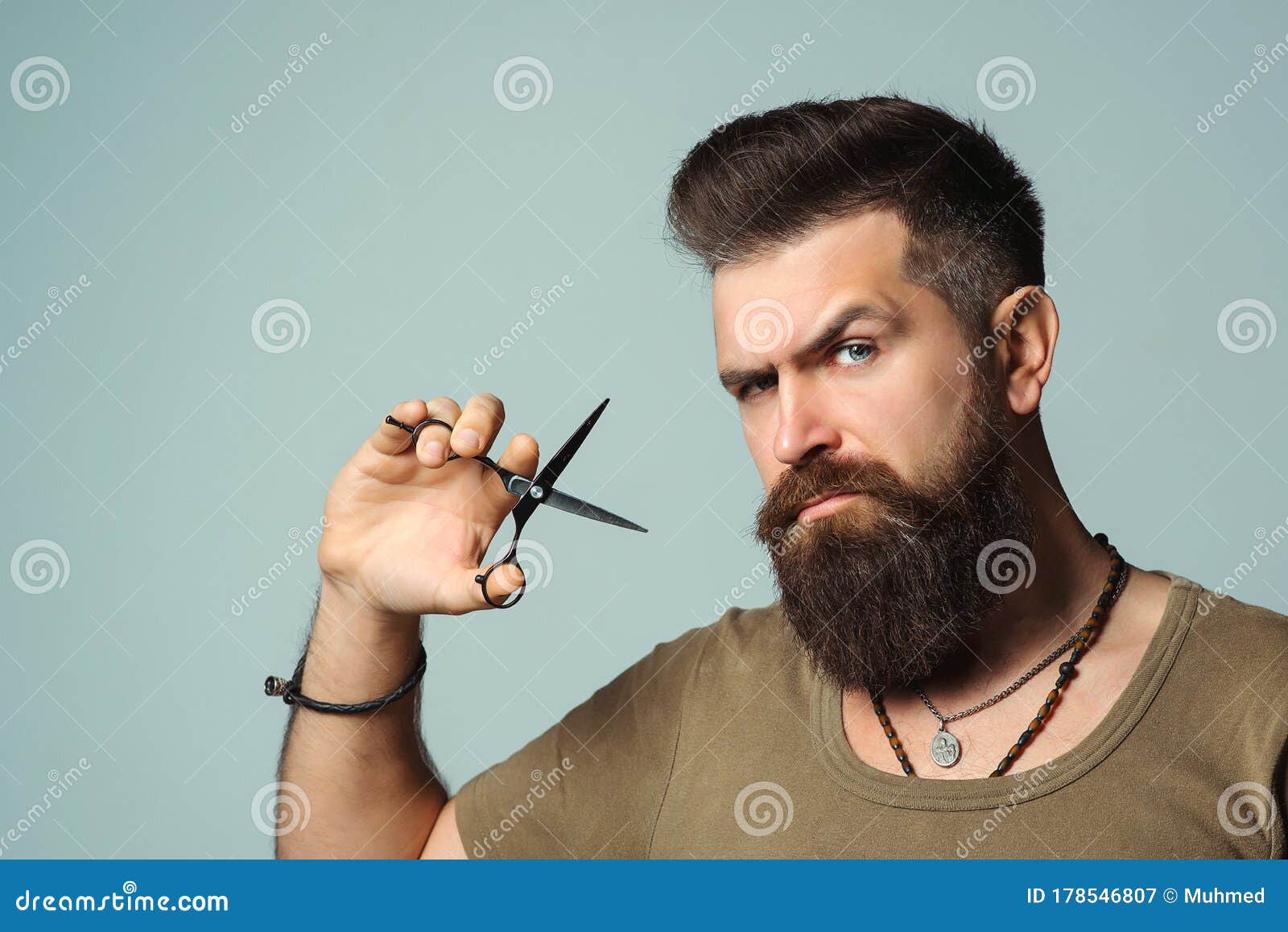 apuesto hombre barbudo en la barbería, peluquero en el trabajo