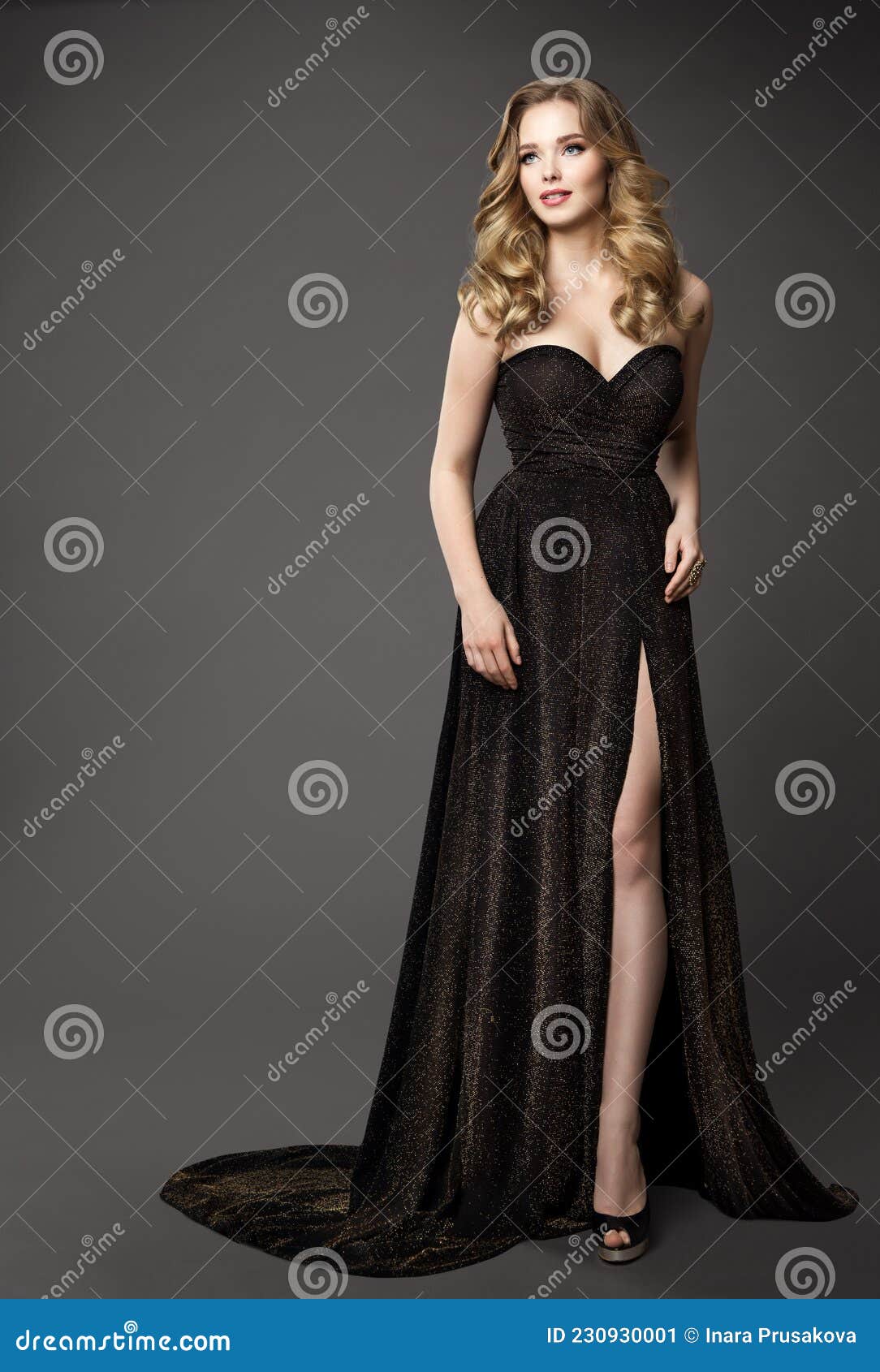 Elegante Moda De Vestido Preto. Modelo Glamour De Vestido Brilhante à  Noite, Com Fenda. Menina Loira De Beleza Com Penteado Encara Imagem de  Stock - Imagem de fantasia, encaracolado: 230930001