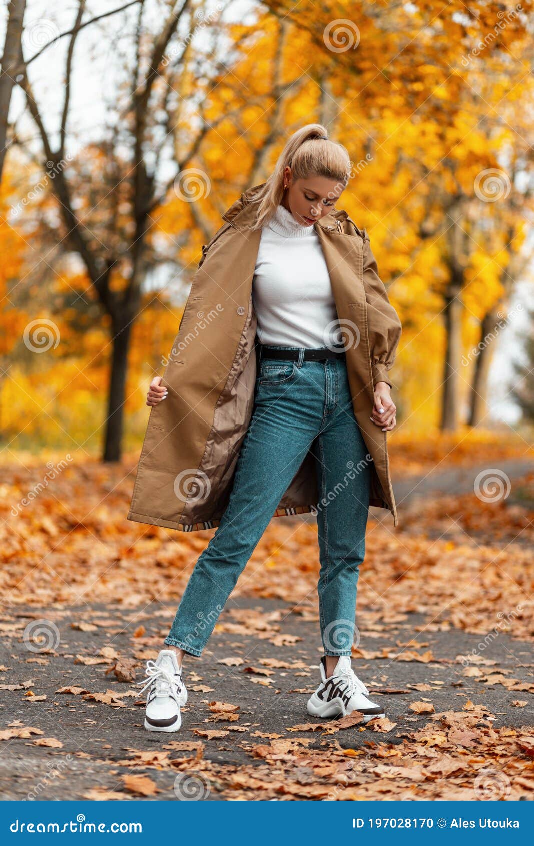 Hermano afijo menta Elegante Modelo De Mujer Joven Con Ropa Elegante En Zapatos De Moda En El  Parque En Un Cálido Día De Otoño. Chica Rubia Moderna Y Foto de archivo -  Imagen de zapatos,