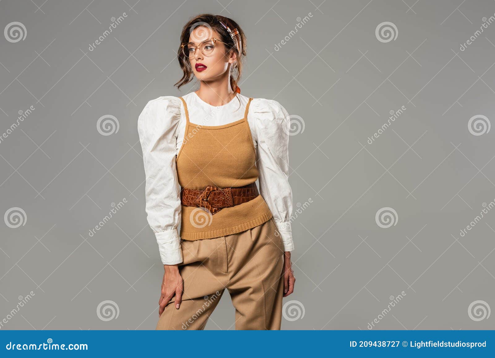 Elegante Mujer Con Aspecto De Vestimenta Retro de archivo Imagen de anteojos, gris: 209438727