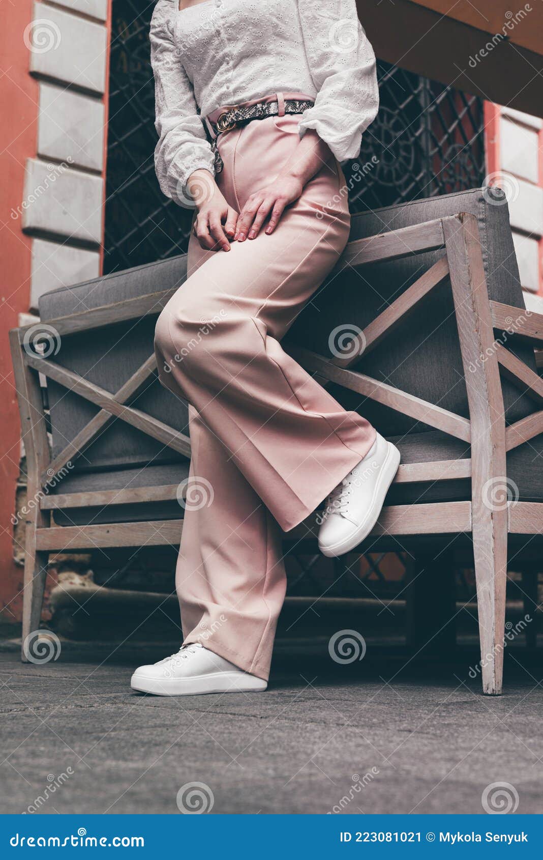 Elegante Mujer De Moda Zapatos De Tenis Blancos Beige Camina Por La Imagen de archivo - Imagen de deporte, amarillento: 223081021