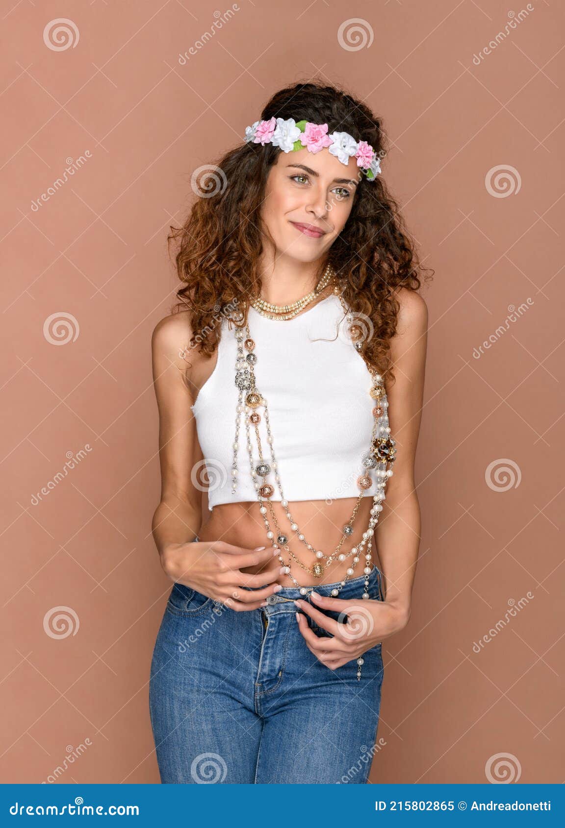 Elegante Mujer Joven En Estilo Hippie Outfit Imagen de archivo - Imagen de  contenido, optimista: 215802865
