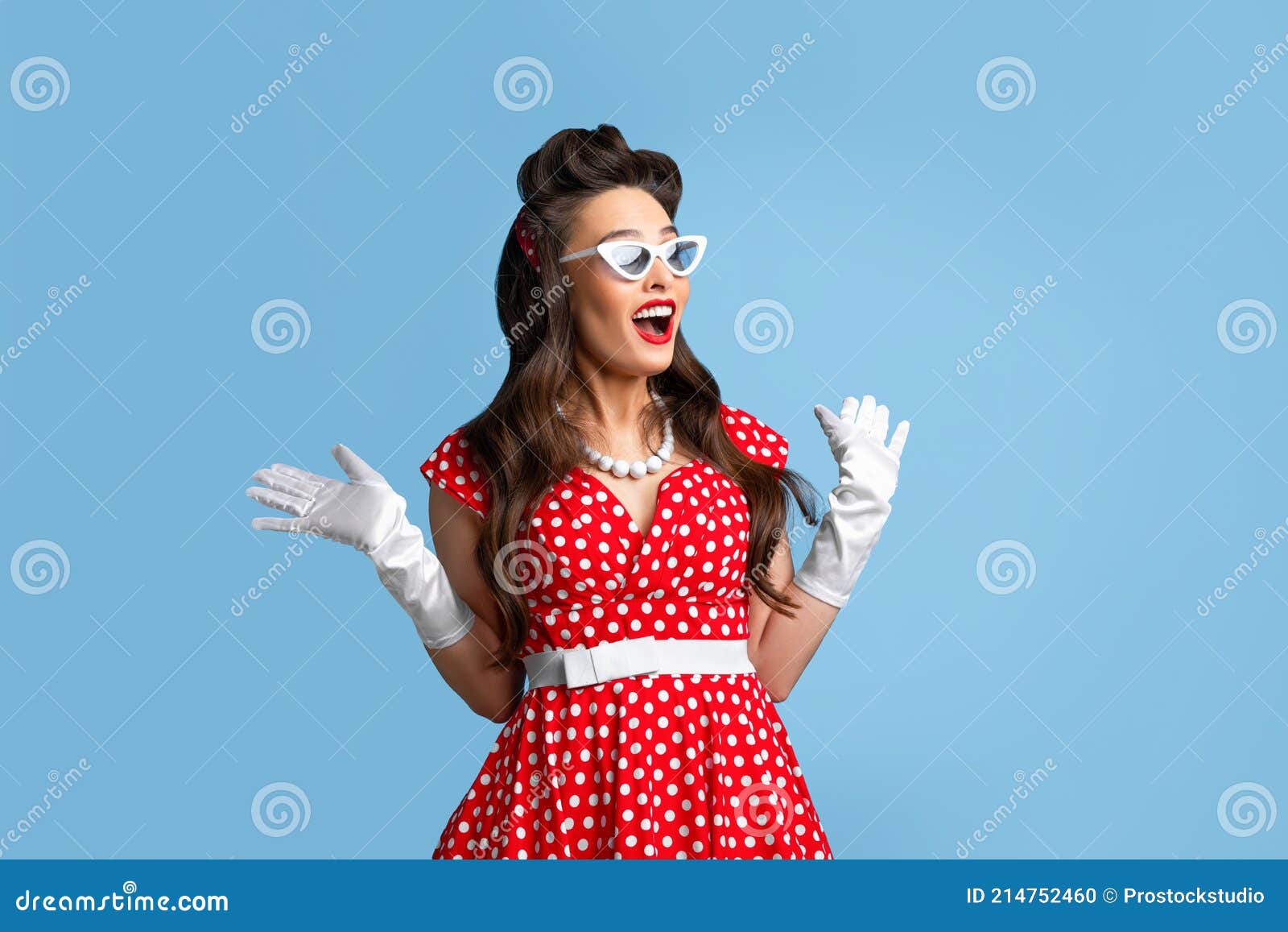 Pin Up Mujer En Polka Punto Vestido Rojo Y Gafas De Sol Sentirse Emocionado Abrir La Boca En Shock Sobre Fondo Foto archivo - de retro, morena: 214752460