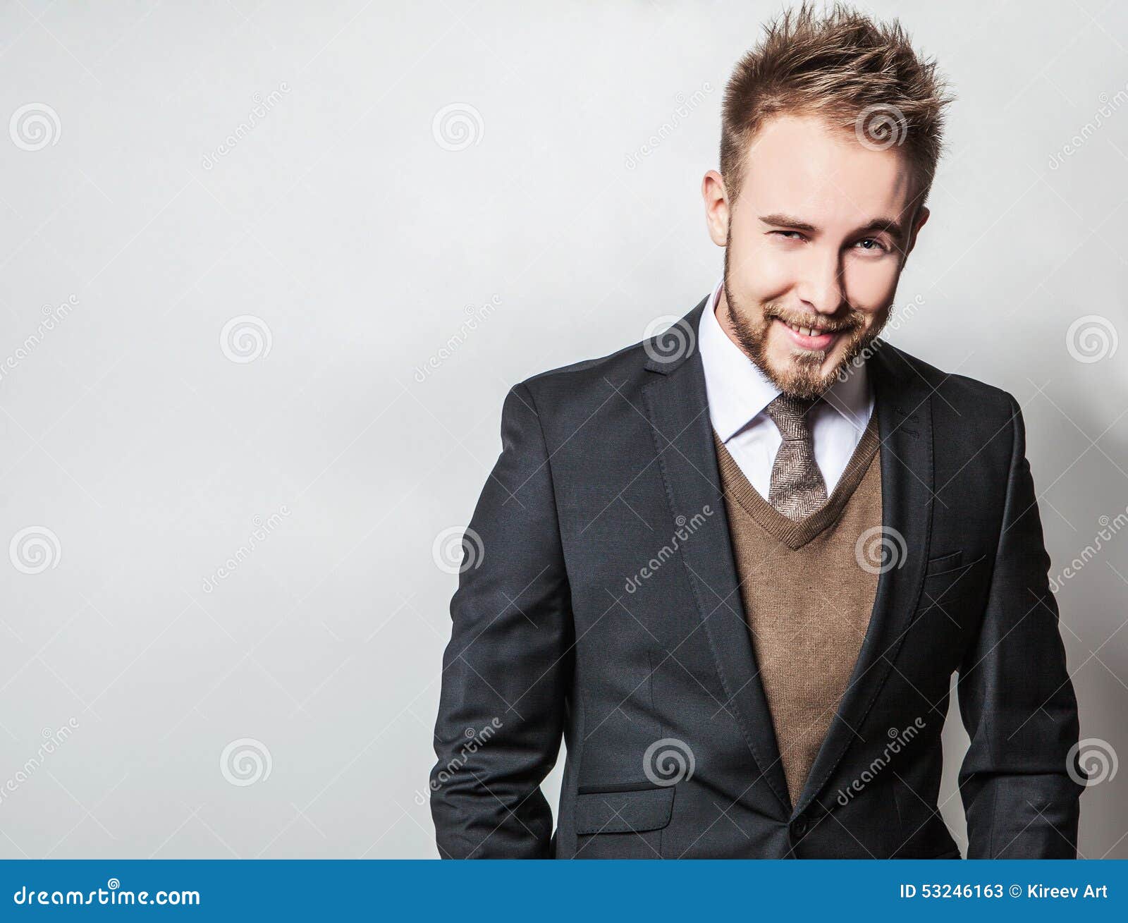 Elegante & Positieve Jonge Knappe Mens in Kostuum Het Portret Van De ...