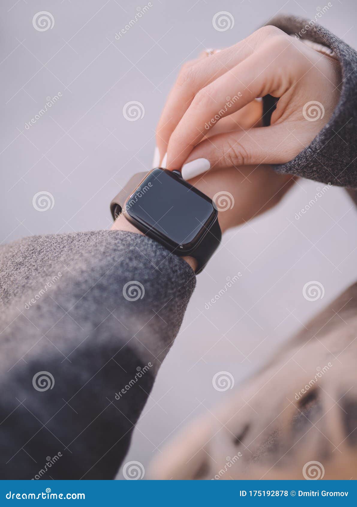 Reloj Inteligente En Mano De Mujer Aislado En Blanco. Fotos, retratos,  imágenes y fotografía de archivo libres de derecho. Image 185034452