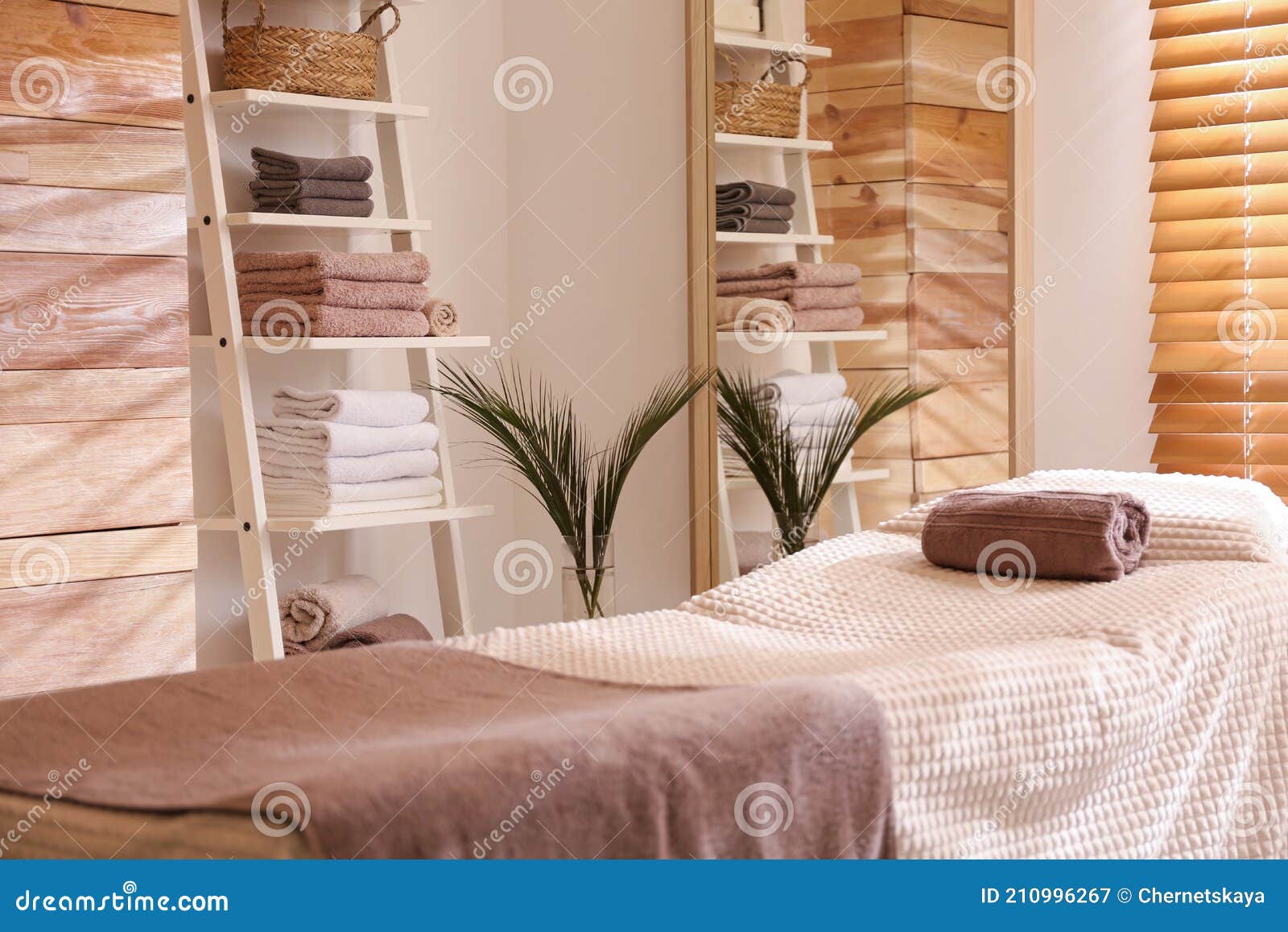 Elegante Sala De Masajes Interior En Salón De Spa Imagen de archivo