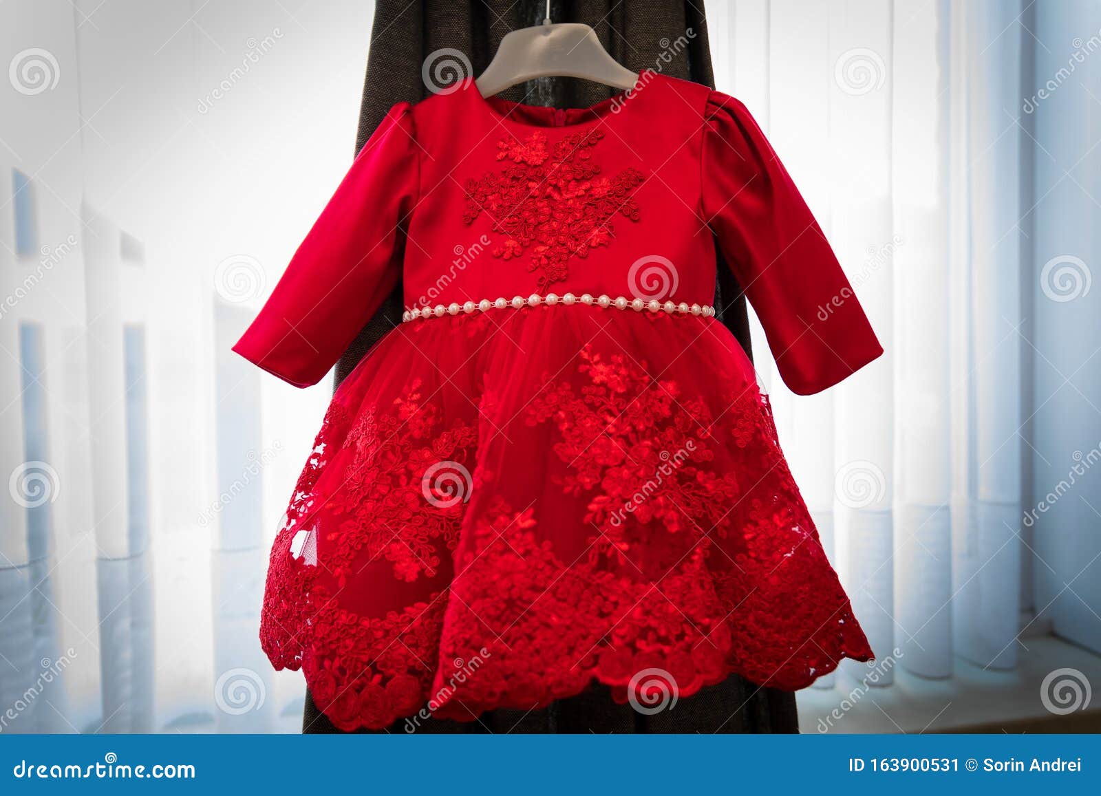 Elegante Vestido Rojo Para Niñas Imagen archivo - Imagen de alineada, bebé: 163900531