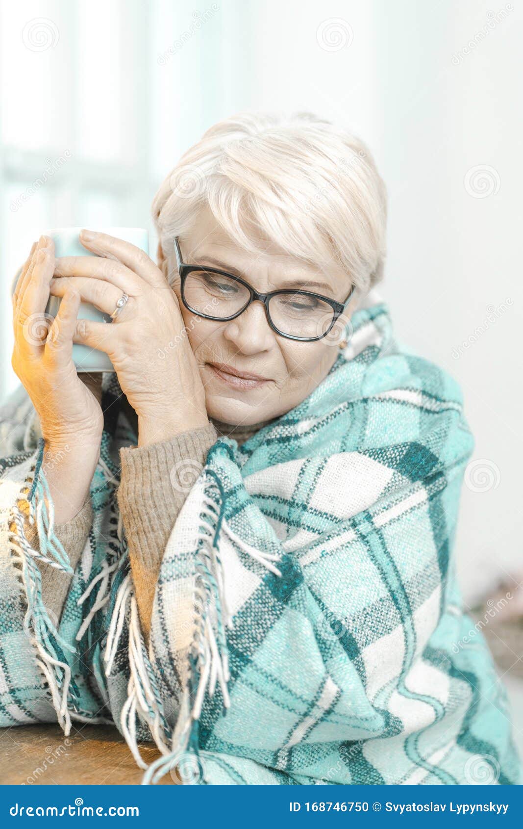 Elegante Vieja Abuela Pensando En Algo Y Llevando Una Copa De Té Foto de  archivo - Imagen de acurrucarse, mejilla: 168746750