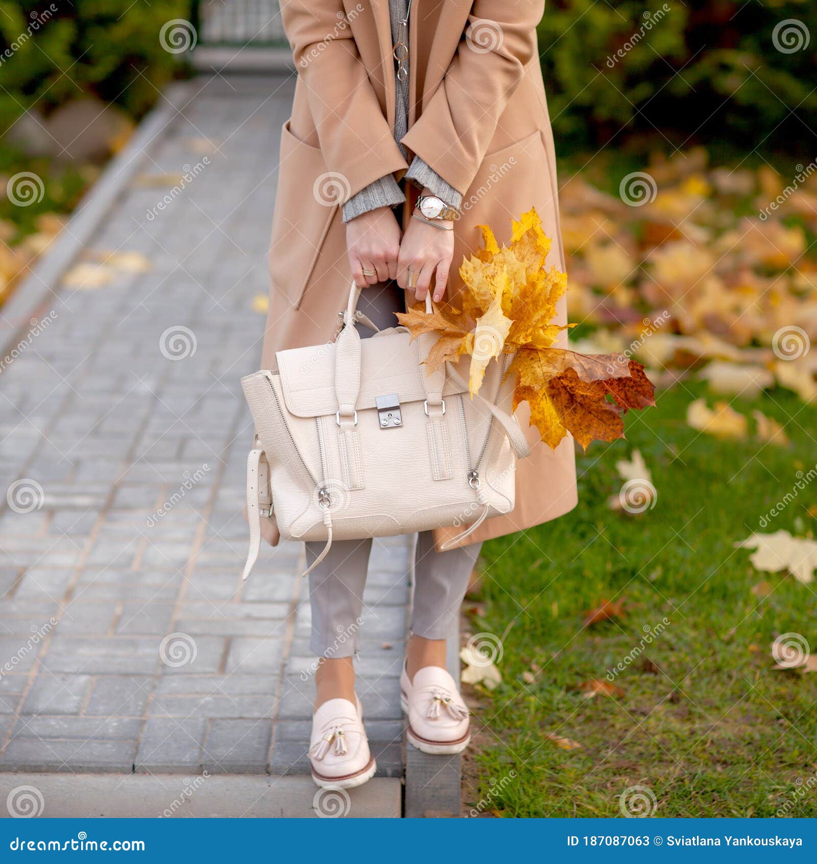 Elegante Y Hermosa Mujer Caminando Por La Calle Usando Un Abrigo Beige Una Bolsa Un Suéter Un Conjunto De Moda Tendenci Imagen de archivo Imagen de fashionable, ocasional: 187087063