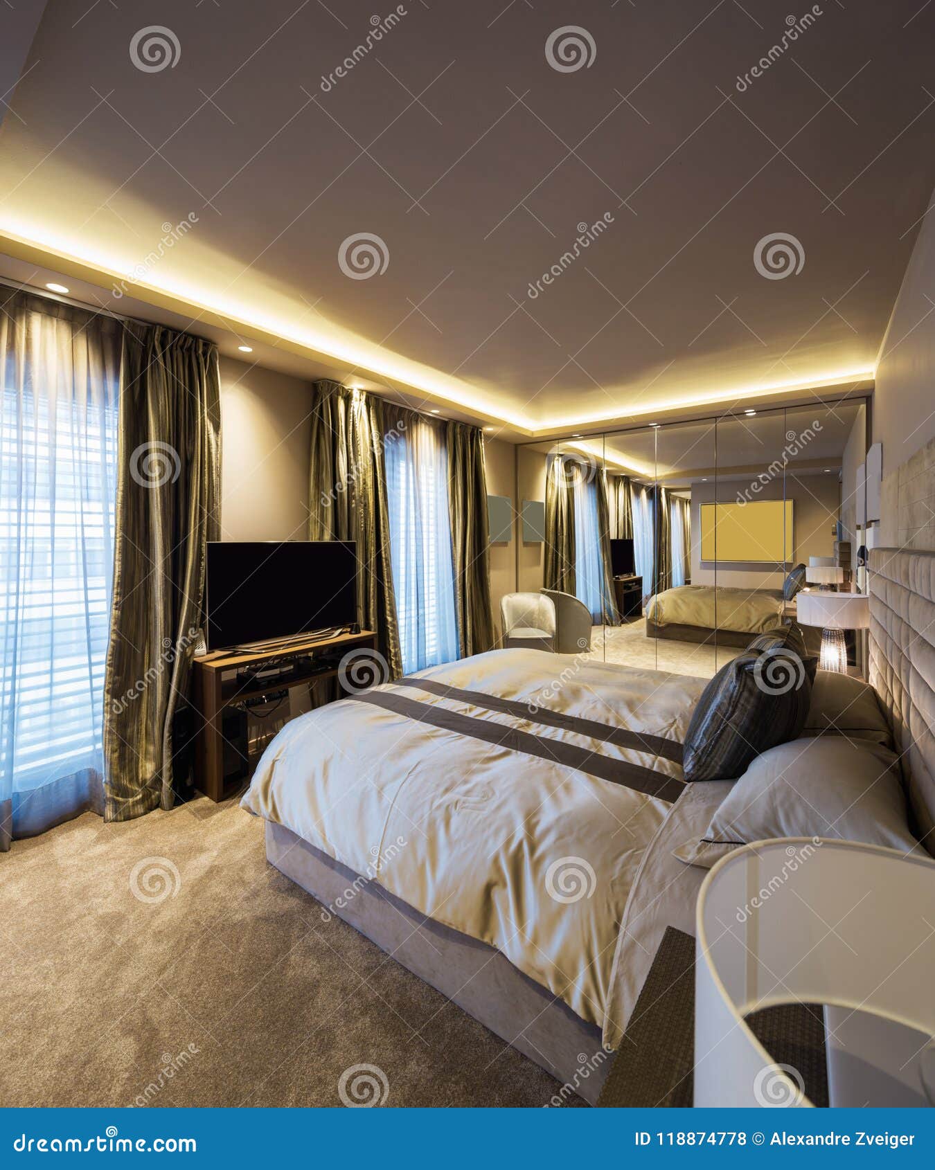 Elegantes Schlafzimmer In Der Designerwohnung Stockfoto - Bild von