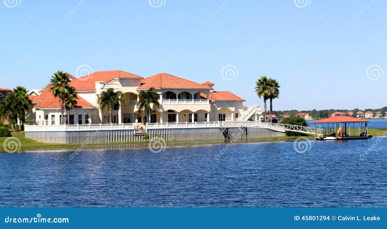 Elegantes Vorstadtvillenhaus auf dem See. Eleganter und schöner Vorstadtmansionsee Front Home