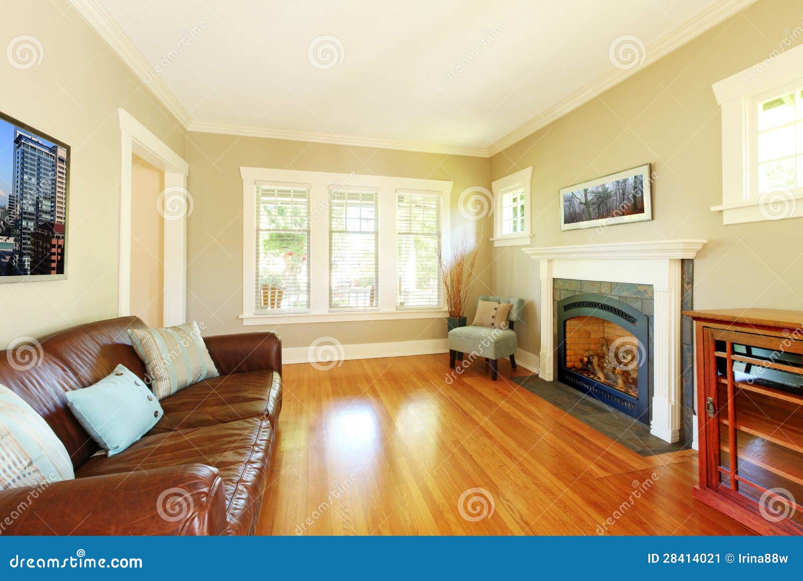 Elegantes wohnzimmer mit kamin und ledersofa mit beige wänden ...