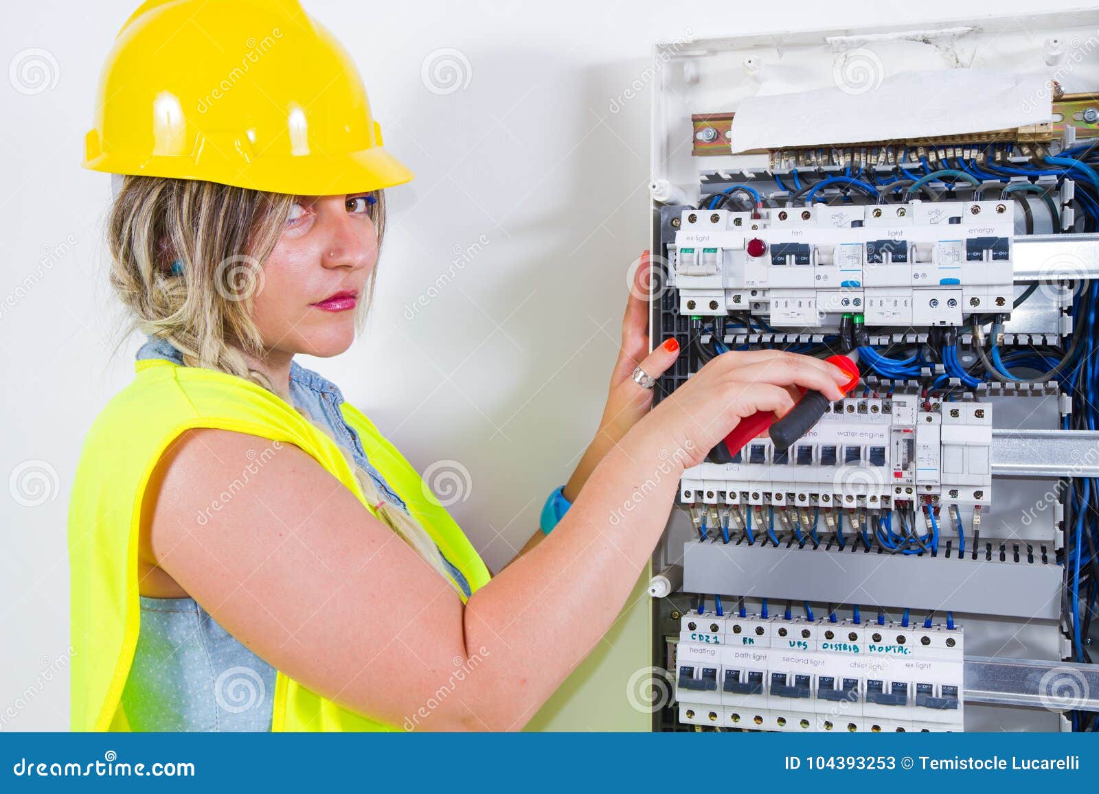 botsing motto werkloosheid Elektricien op het werk stock afbeelding. Image of helm - 104393253