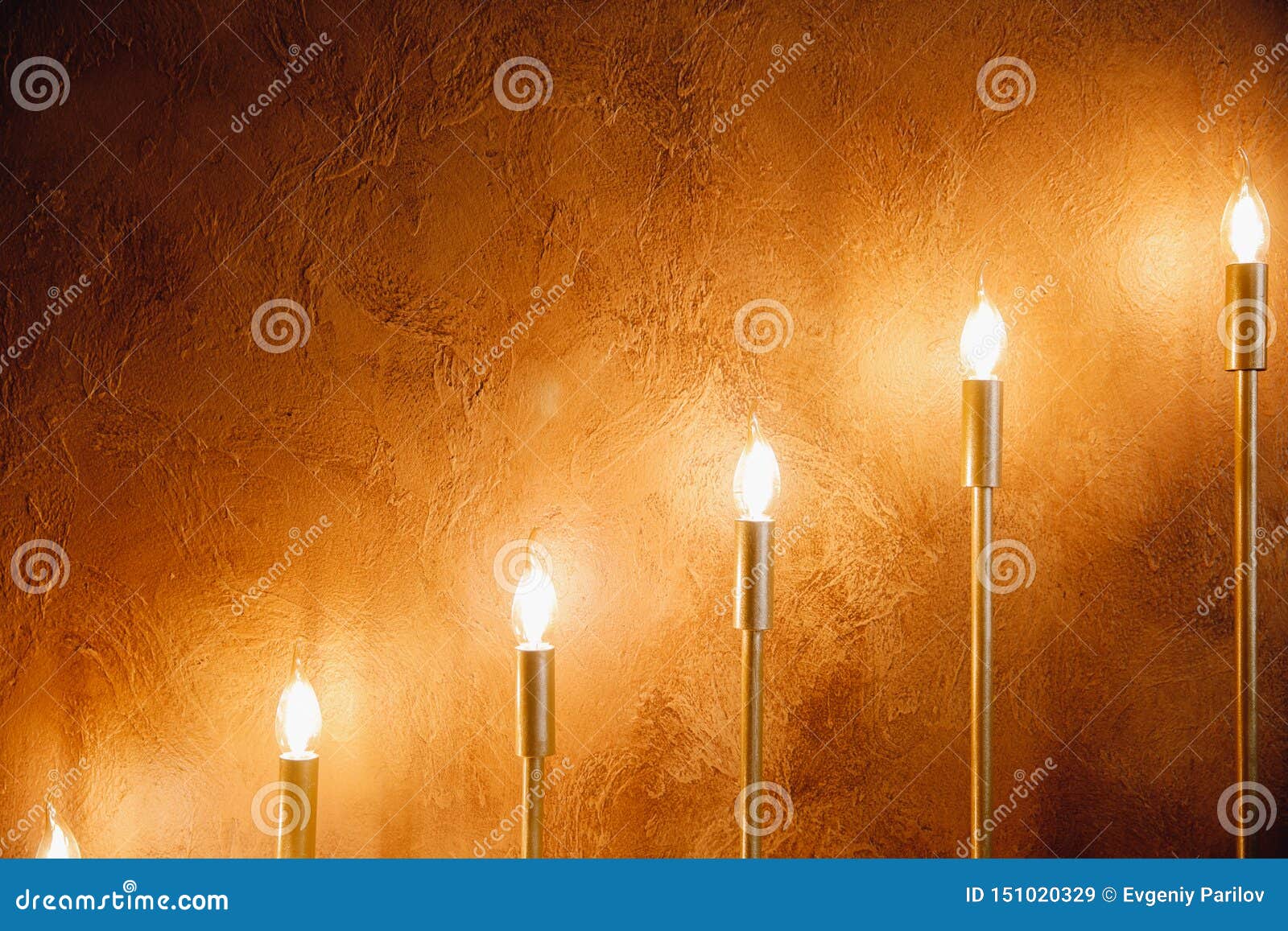 Dempsey D.w.z walgelijk Elektrische Kaarsen in Kandelaars Tegen Achtergrond Van Gele Concrete Muur  Stock Afbeelding - Image of kaarsen, kaars: 151020329
