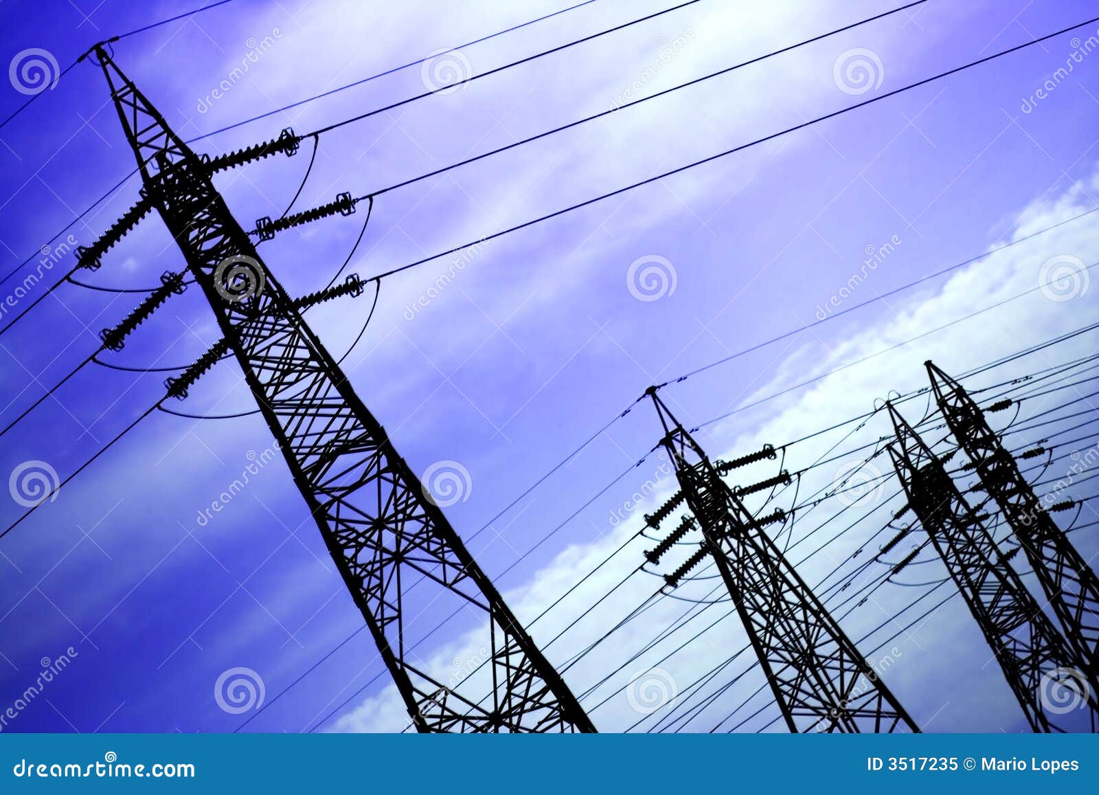 Elektrische Starkstromleitungen. Elektrische Starkstromleitungspole mit bedrohlichem Himmel