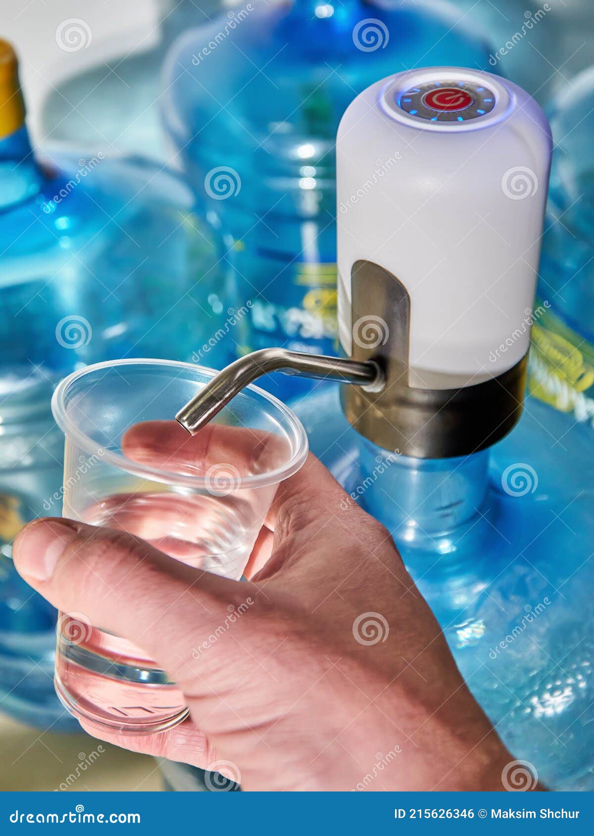 Elektrische Wasserpumpe. Menschliches Gießwasser Stockfoto - Bild