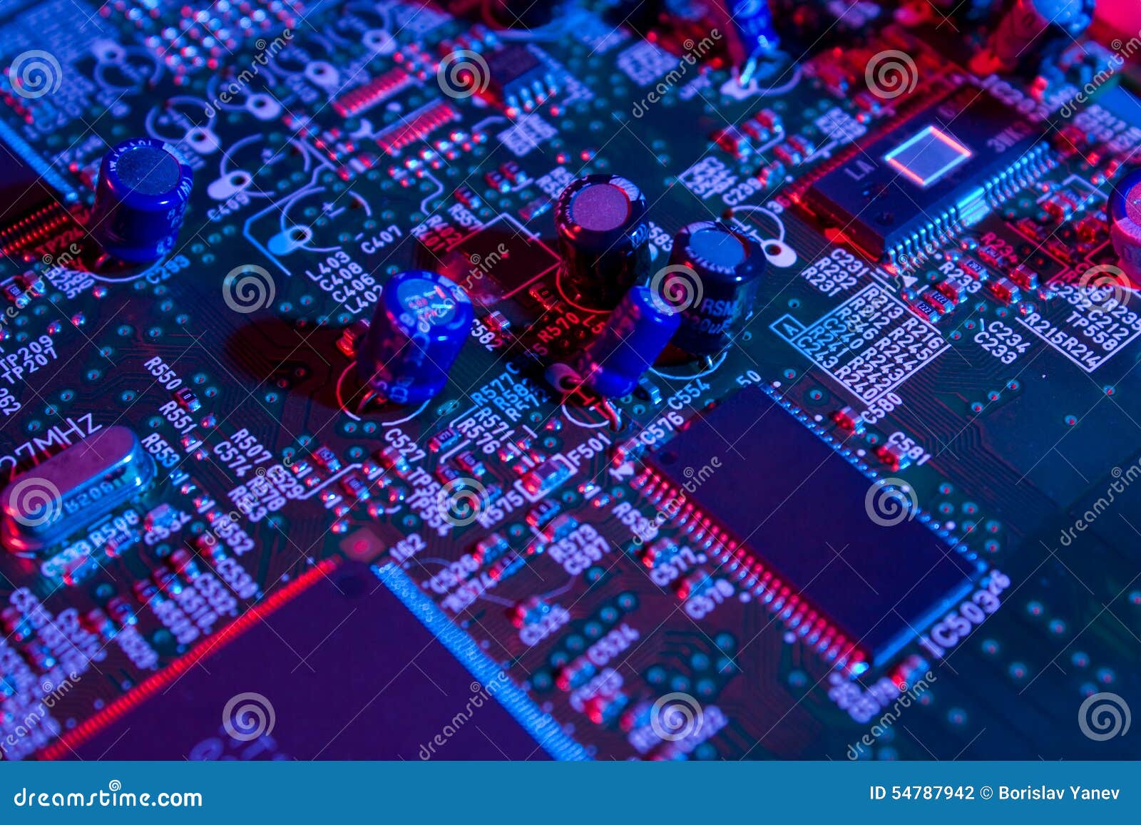 Elektronische Technologie. Computer elektronisches mainboard bunt beleuchtet