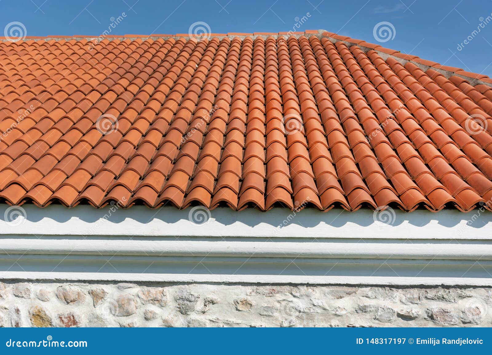 Elemento Acanalado Rojo De La Teja Del Modelo De La Teja De Tejado En Casa  Durante Día Azul Y Nublado Del Cielo De La Primavera Imagen de archivo -  Imagen de exterior,